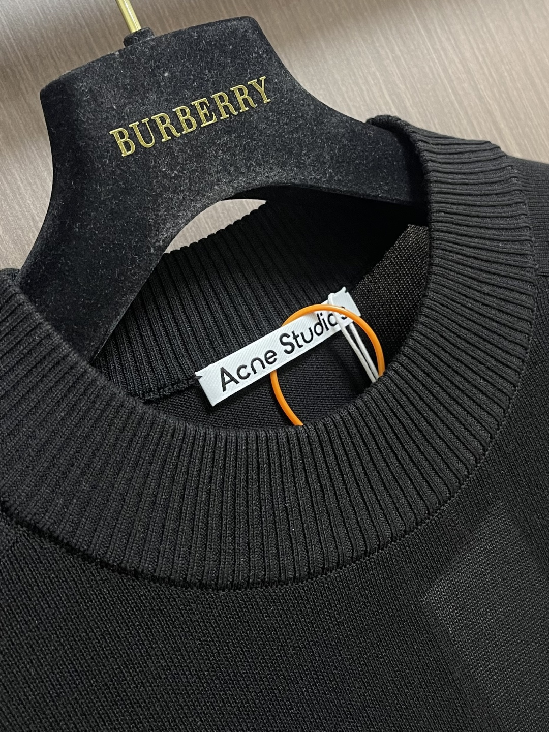 Acne Studios 徽标短袖针织毛衣，定织臻萃蚕韵纯丝精织 纹理细腻 舒适贴肤 以一袭纯粹黑色邂逅