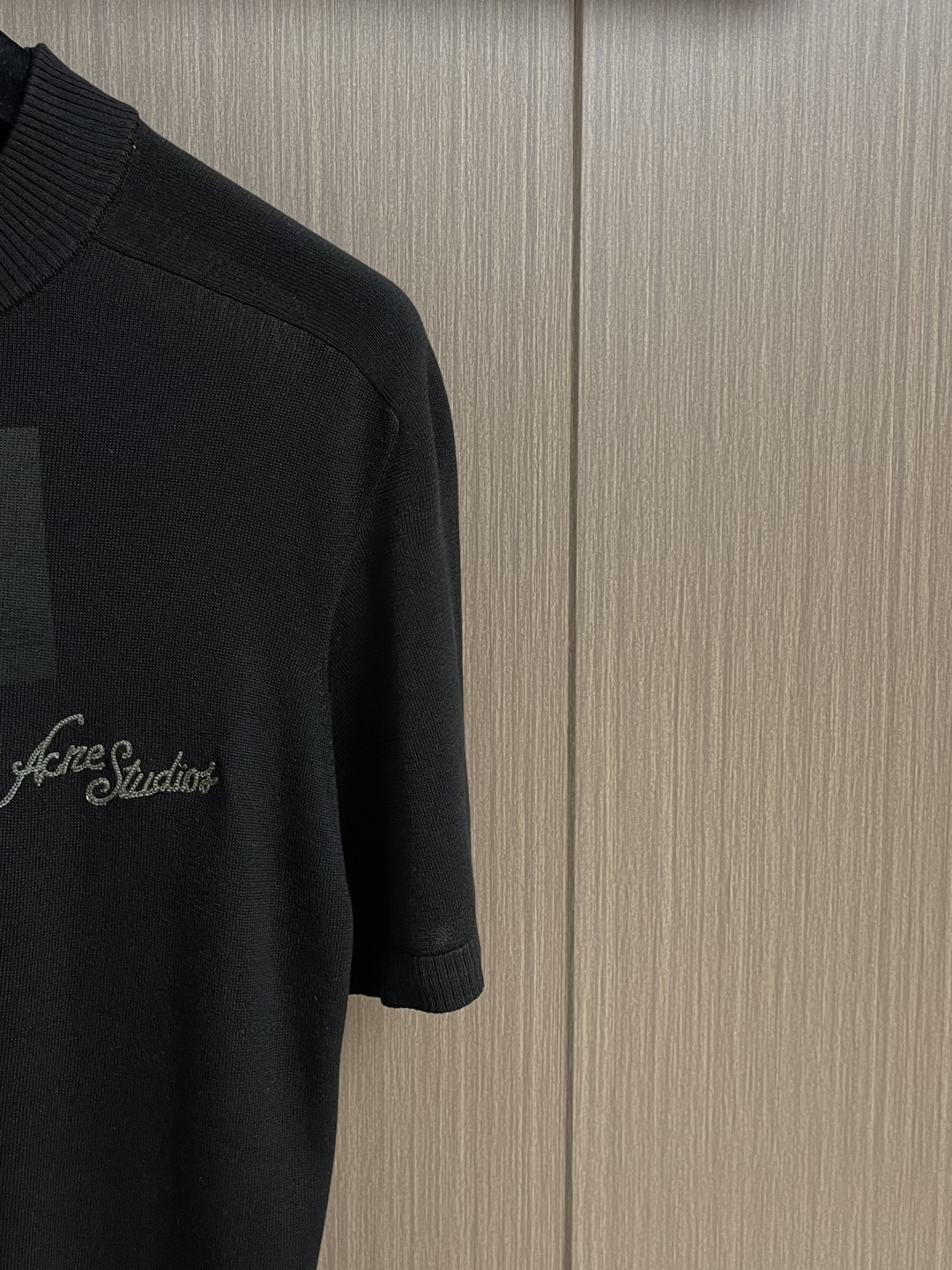 Acne Studios 徽标短袖针织毛衣，定织臻萃蚕韵纯丝精织 纹理细腻 舒适贴肤 以一袭纯粹黑色邂逅