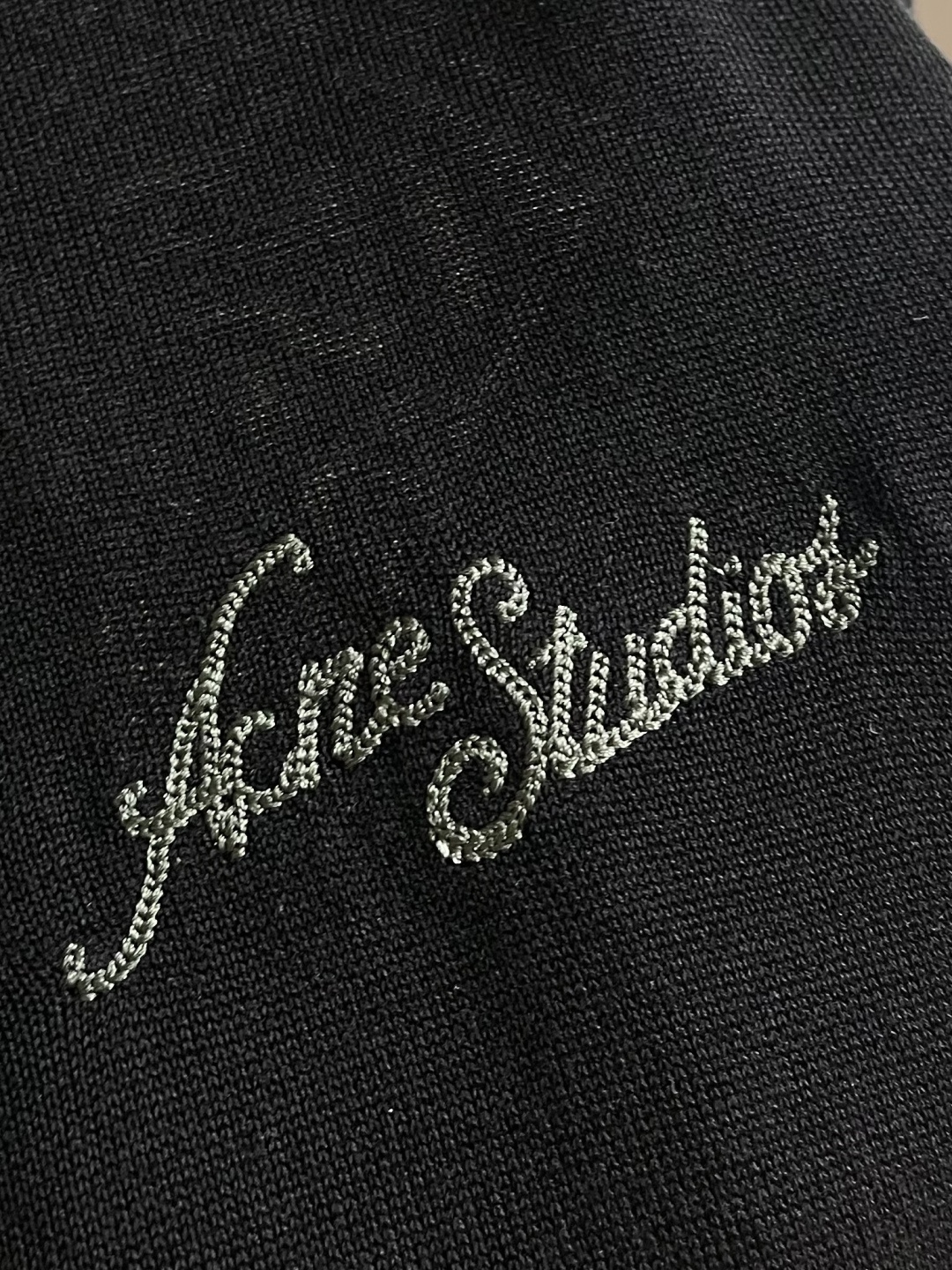 Acne Studios 徽标短袖针织毛衣，定织臻萃蚕韵纯丝精织 纹理细腻 舒适贴肤 以一袭纯粹黑色邂逅