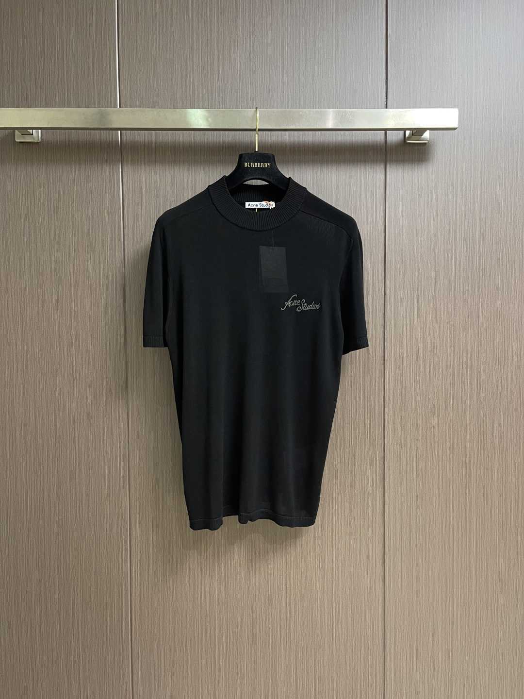 Acne Studios 徽标短袖针织毛衣，定织臻萃蚕韵纯丝精织 纹理细腻 舒适贴肤 以一袭纯粹黑色邂逅