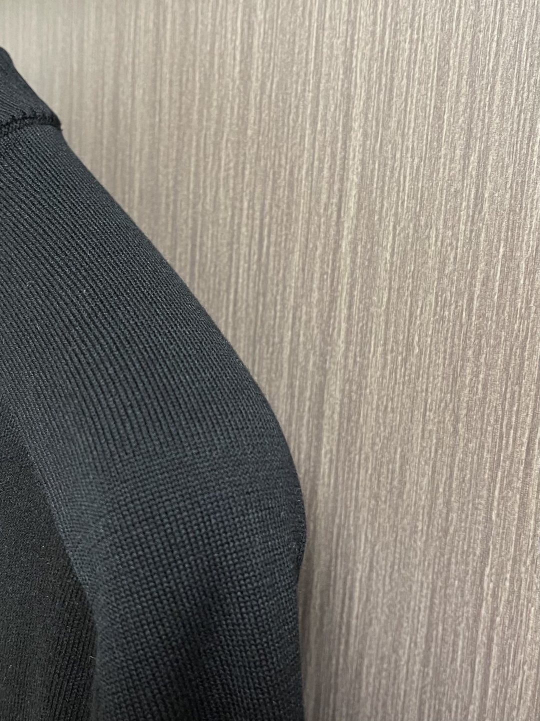 Acne Studios 徽标短袖针织毛衣，定织臻萃蚕韵纯丝精织 纹理细腻 舒适贴肤 以一袭纯粹黑色邂逅