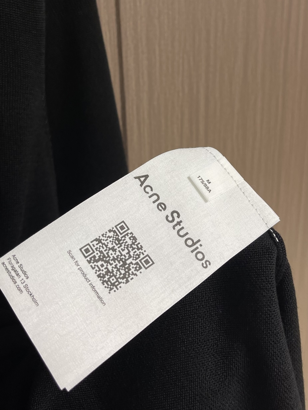 Acne Studios 徽标短袖针织毛衣，定织臻萃蚕韵纯丝精织 纹理细腻 舒适贴肤 以一袭纯粹黑色邂逅