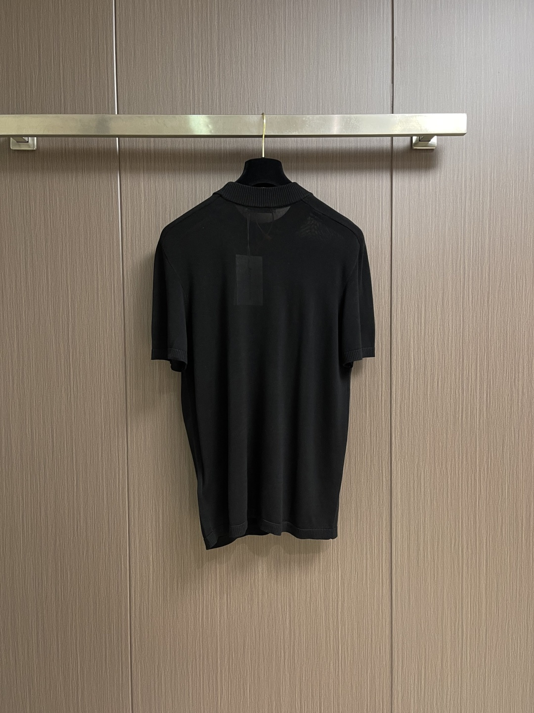 Acne Studios 徽标短袖针织毛衣，定织臻萃蚕韵纯丝精织 纹理细腻 舒适贴肤 以一袭纯粹黑色邂逅
