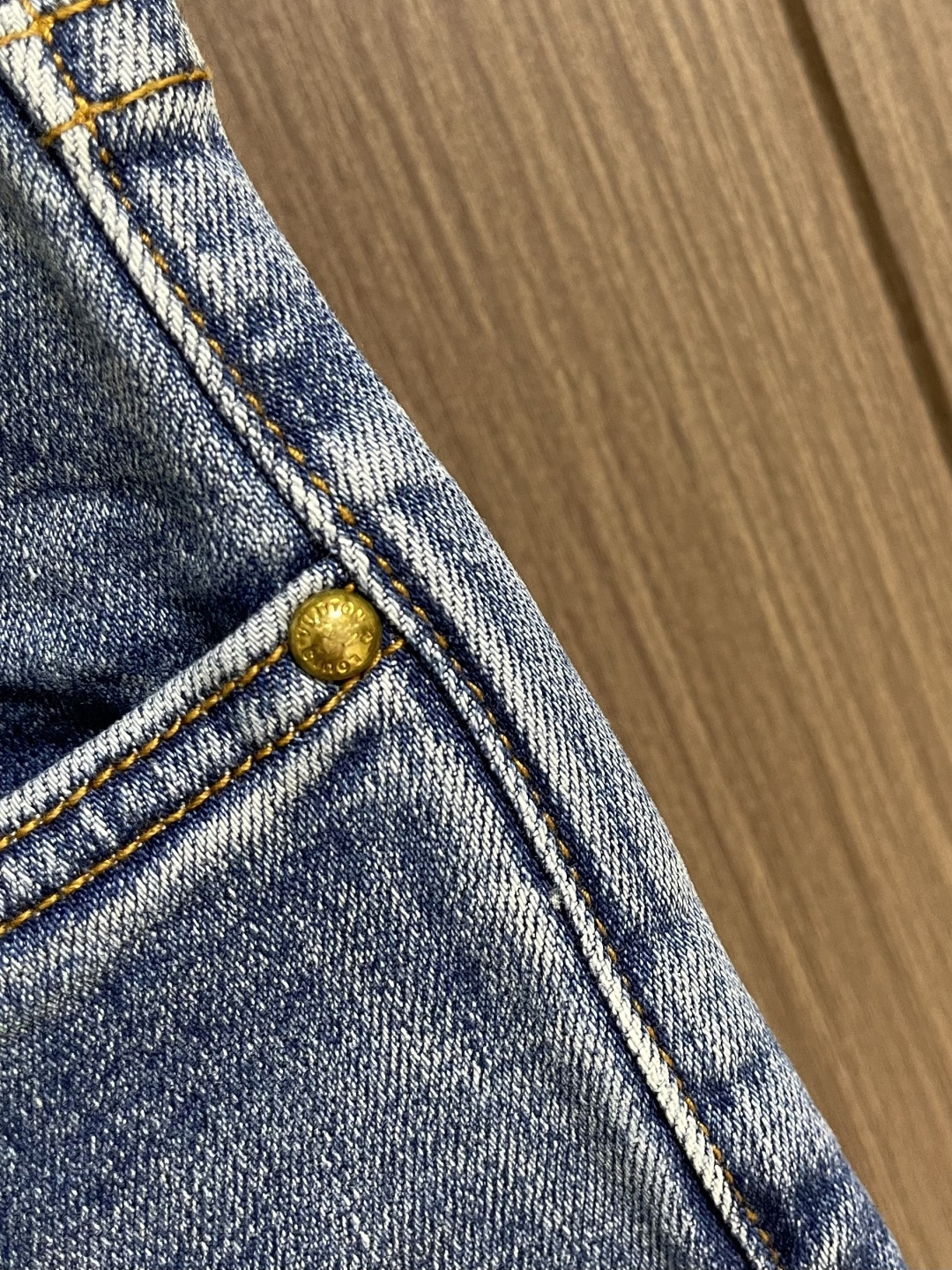 LV 拼皮棋盘格皮标牛仔裤，浓浓的街头美式风，非常chic，整件还是一如既往宽松的版型，比较藏肉，常规牛