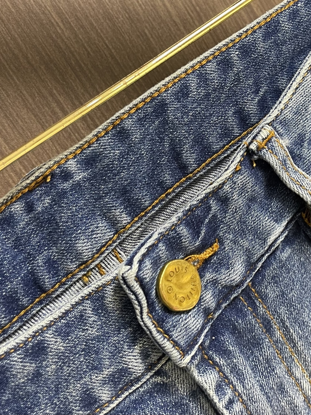 LV 拼皮棋盘格皮标牛仔裤，浓浓的街头美式风，非常chic，整件还是一如既往宽松的版型，比较藏肉，常规牛