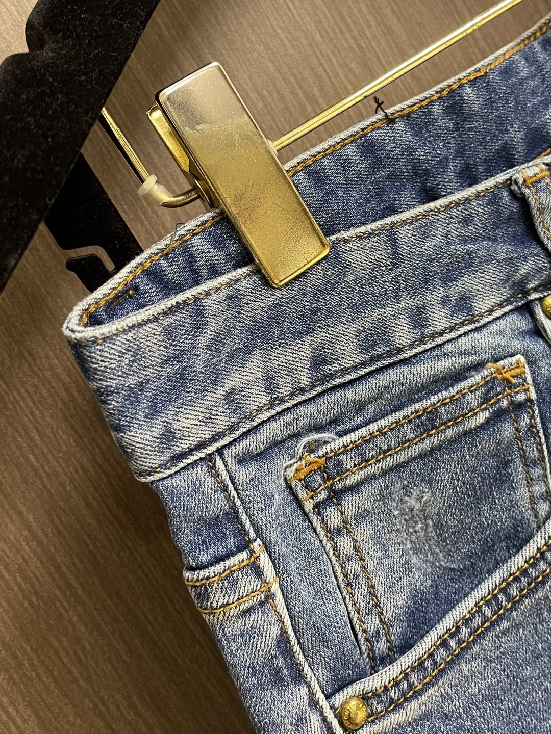 LV 拼皮棋盘格皮标牛仔裤，浓浓的街头美式风，非常chic，整件还是一如既往宽松的版型，比较藏肉，常规牛