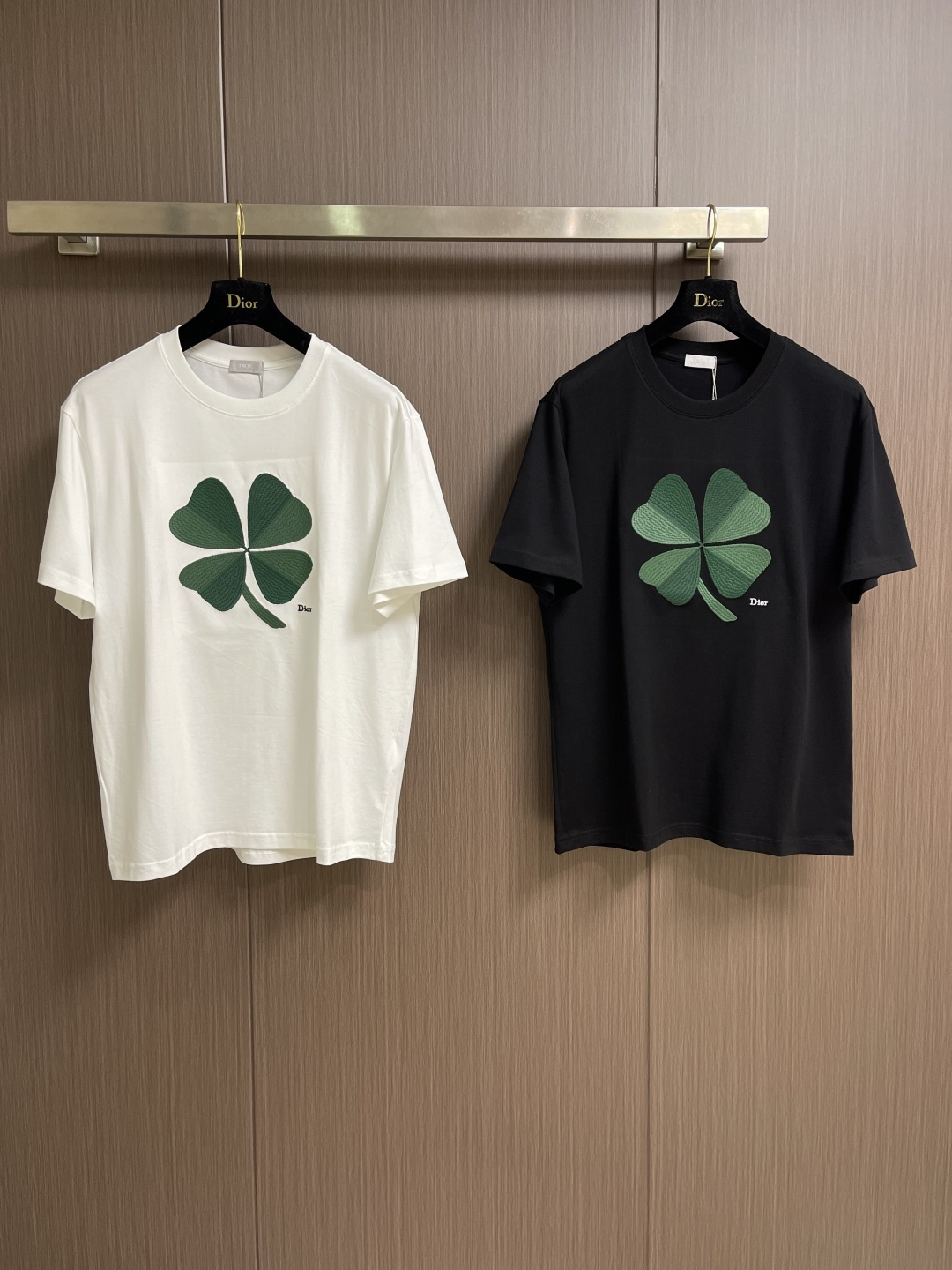 Dior 2026SS早春新品四叶草刺绣T恤，甄选高支精梳棉面料，柔软亲肤透气，上身舒适不闷汗，版型挺括