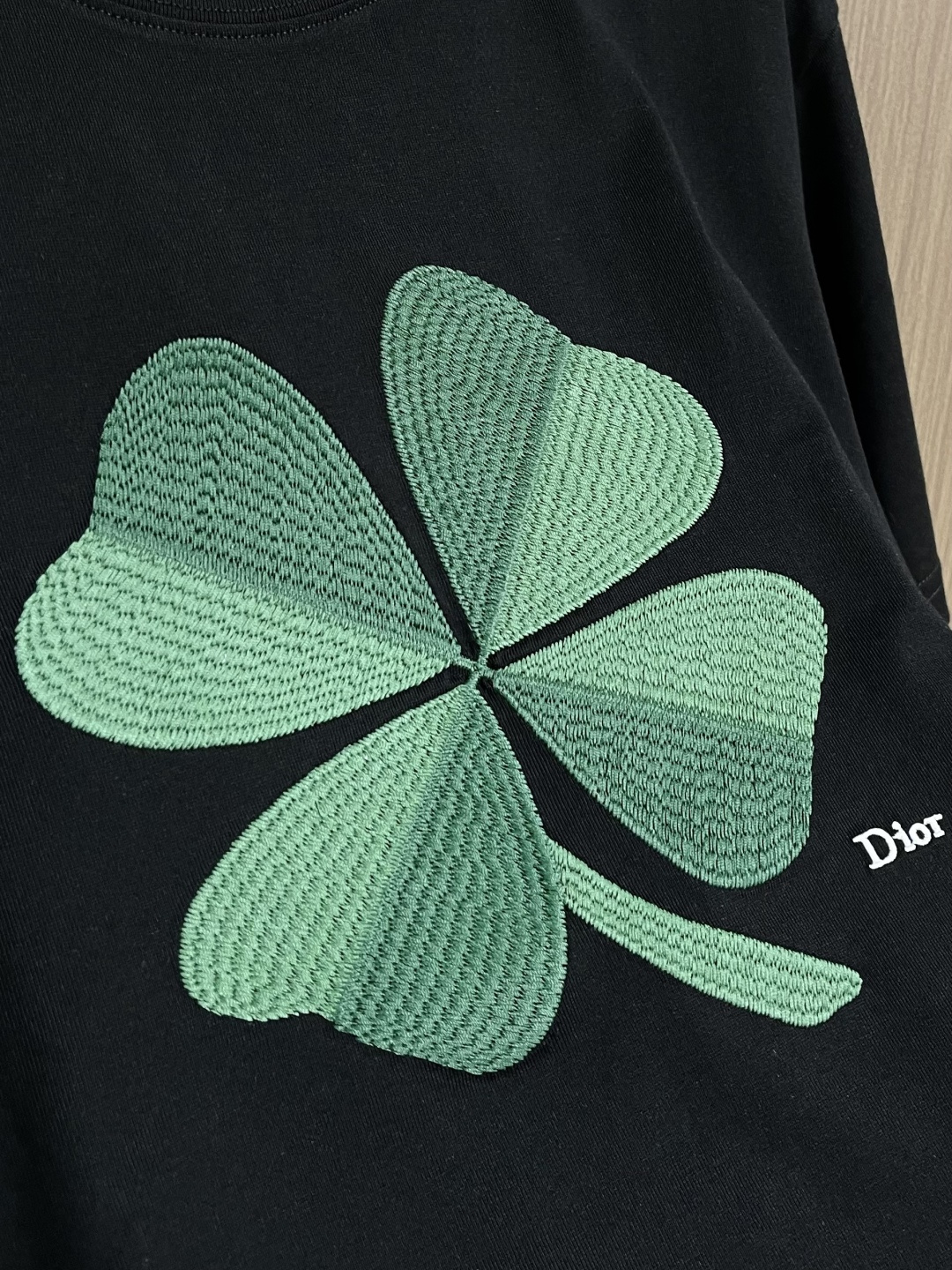 Dior 2026SS早春新品四叶草刺绣T恤，甄选高支精梳棉面料，柔软亲肤透气，上身舒适不闷汗，版型挺括