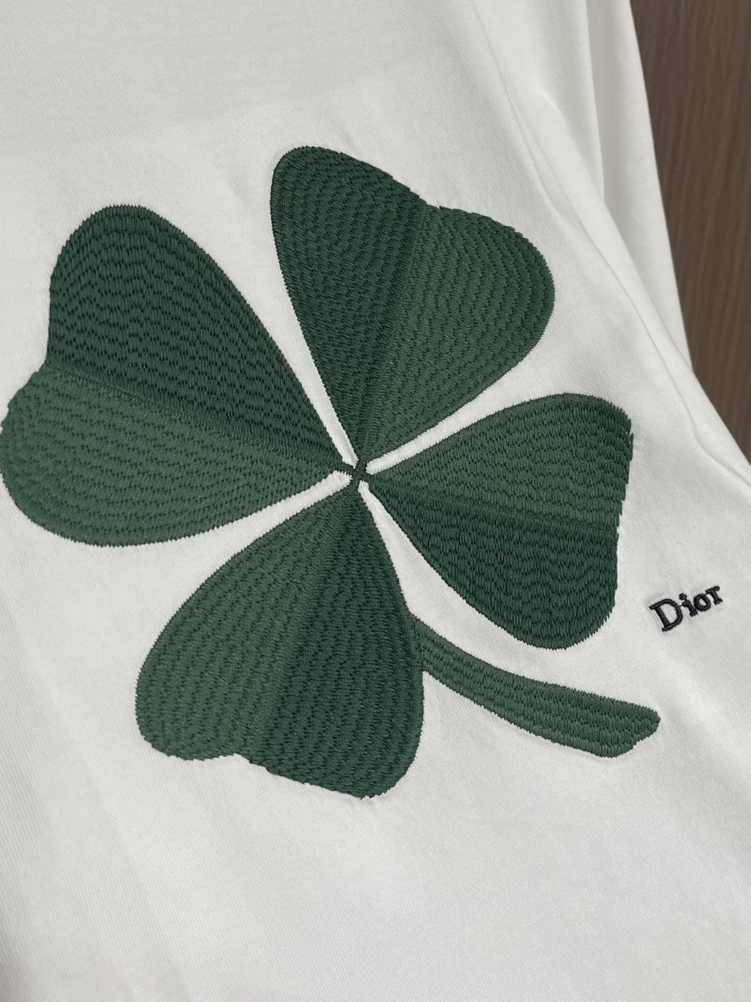 Dior 2026SS早春新品四叶草刺绣T恤，甄选高支精梳棉面料，柔软亲肤透气，上身舒适不闷汗，版型挺括