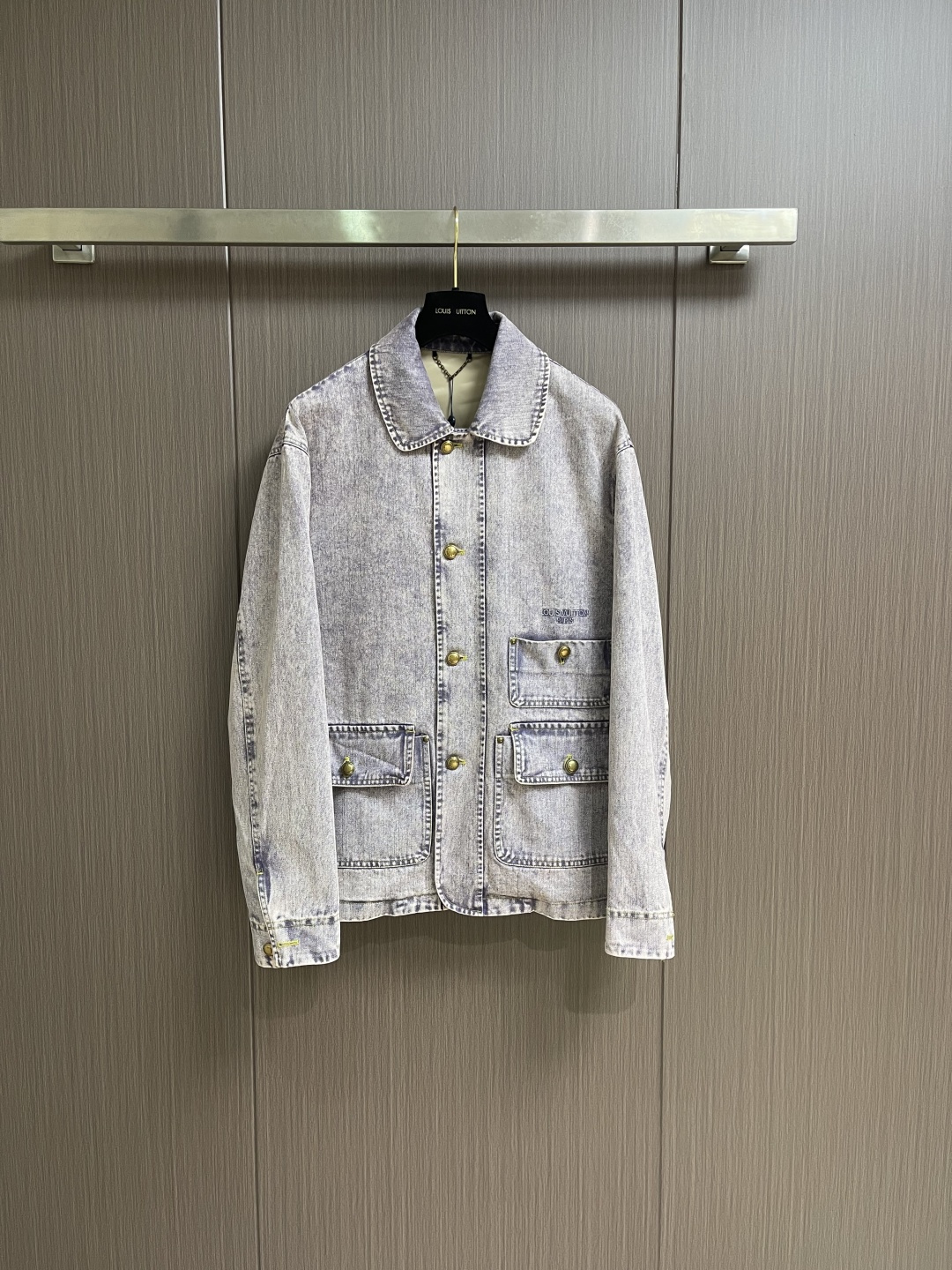 NO:756905,LV  The 2026SS summer distressed denim jacket is made of imported heavyweight denim fabric, treated with the brand's special smoky purple wash and distressed process. The texture is stiff and wear-resistant and has a soft and waxy feel. It has a retro texture and good breathability, ensuring the quality and practicality of the suit. The jacket adopts a classic lapel design, with custom retro brass button opening and closing, which is neat and stylish, and can be repaired.  The shoulder and neck lines add a retro style; the multi-pocket workwear version of the body is equipped with a three-dimensional patch pocket design, and the pockets are reinforced with brass rivets. The craftsmanship is delicate and solid, breaking the monotony of solid colors, adding functionality and design level; using the brand's classic double-needle stitching technology, the stitching is fine and even, and the fabric splicing is smooth and firm. The trousers and body are straight and smooth. Size S-XL  46-52,,louis vuitton,jackets & coats,19860909LV 2026SS夏季做旧牛仔衣外套,采用进口重磅丹宁牛仔面料,经品牌特调烟紫色水洗做旧工艺处理,质地挺括耐磨且自带软糯手感,兼具复古质感与良好的透气性,保证了套装的品质与实用性；外套采用经典翻领设计,搭配定制复古黄铜纽扣开合,利落有型,既能修饰肩颈线条又增添复古格调；衣身多口袋工装版型搭配立体贴袋设计,袋口辅以黄铜铆钉加固,工艺细腻扎实,打破纯色单调感,增添了功能性与设计层次；采用品牌经典双针线迹工艺,针脚细密均匀,面料拼接处处理得平整牢固裤身与衣身走线笔直流畅.尺码S-XL 46-52,,louis vuitton,jackets & coats,,Men's clothing