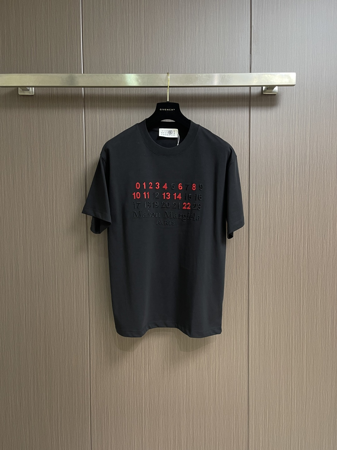 NO:756903,MM6 Maison Margiela embroidered short-sleeved T-shirt, custom-made high-density soft velvet single-jersey knitted material, using imported machine embroidery technology, using advanced computer control systems and precision mechanical components. Maison Margiela has not completed the embroidery work. It has high precision and smooth and delicate lines. Each piece is hand-sewn by the master to ensure the accuracy of position and spacing. The hand-stitching process can better reflect the craftsman's exquisite skills and control of details. Sizes S-XL S  Bust 108cm, shoulder width 51cm, length 72cm, M size, bust 112cm, shoulder width 52.5cm, length 74cm, L size, bust 116cm, shoulder width 54cm, length 76cm, XL size, bust 120cm, shoulder width 55.5cm, length 78cm, masion margiela, T-shirt, tees, t-shirt,19860909MM6 Maison Margiela 刺绣短袖T恤,定制高密柔绒单面针织料,采用进口机刺绣工艺,使用先进的计算机控制系统和精密的机械部件,Maison Margiela 未完成刺绣作业.精度高 线条流畅而细腻.每件皆由师傅纯手工缝标,可以确保位置和间距的准确率,手缝工艺更能体现匠人的精湛技艺和对细节的把控.尺码S-XL S码 胸围108cm 肩宽51cm衣长72cm M码 胸围112cm肩宽52.5cm衣长74cm L码 胸围116cm肩宽54cm衣长76cm XL码胸围120cm肩宽55.5cm衣长78cm,,masion margiela,T-shirt,tees，t-shirt,,Men's clothing