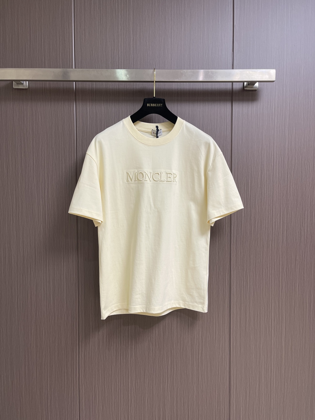 NO:756909,Moncler 2026ss early spring new short-sleeved T-shirt, customized fabric, customized embroidery logo, excellent comfort and breathability, soft, wrinkle-resistant, elastic and drapey, whether worn alone or worn inside, it is very handsome, pursuing luxury, noble and elegant style, creating extraordinary men's taste, the visual effect is very good, extremely high-grade, simple and fashionable, a must-have choice for leisure and business. Sizes M-3XL M, chest 104, shoulder width 55, length 70 L  Bust 108 Shoulder width 56.5 Length 7219860909Moncler 2026ss早春新款短袖T恤,定制面料,定制刺绣logo,舒适性与透气性兼优,柔软抗皱弹性和垂性极佳,无论是单穿或是内搭都是帅气十足,追求奢华高贵优雅风范,打造不凡男士品味,视觉效果非常赞,档次极高,简约时尚,休闲商务必备之选.尺码M-3XL M码 胸围104 肩宽55 衣长70 L码 胸围108 肩宽56.5 衣长72 XL码胸围112 肩宽58衣长74 2XL码 胸围116 肩宽59.5 衣长76 3XL码 胸围120 肩宽61 衣长78,,T-shirt,tees，t-shirt,,Men's clothing