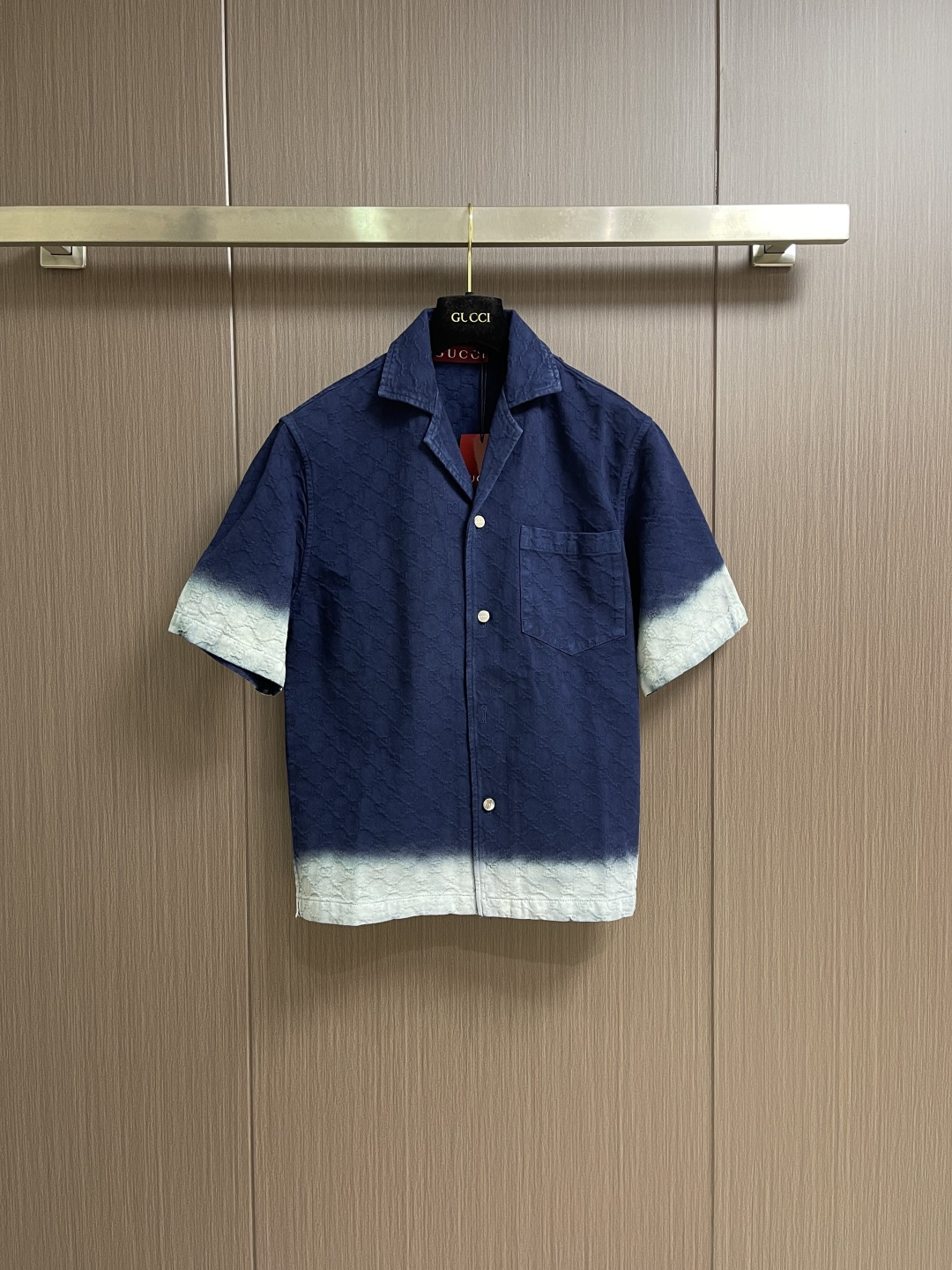 NO:756914,Tops shorts GUCCI  The three-dimensional gradient jacquard short-sleeved jacket and shorts suit is made of imported custom-made cotton jacquard fabric. It has been treated with the brand's exclusive jacquard process. The classic logo is woven into the fabric, and then hand-made gradient washing process presents a rich gradient effect. The texture is crisp and stylish with a delicate touch. The good breathability and drape ensure the quality and practicality of the suit. It adopts a classic Cuban collar design.  , with customized metal snap closure, neat and stylish, which can modify the neck line and add a retro style; the full-length jacquard texture and gradient effect of the body are exquisite and eye-catching, breaking the monotony of solid colors, adding recognition and design level; the overall version is loose and casual, retro and casual without losing the high-end texture; the stitching is fine and even using double-line overlocking technology. Size S-XL  29-30-31-32 Counter size is too large,,gucci,shorts,jackets & coats,T-shirt,19860909上衣 短裤 GUCCI 立体渐变提花短袖外套短裤套装,采用进口定制棉质提花面料,经品牌专属提花工艺处理,将经典标识织入面料,再经手工渐变水洗工艺呈现出层次丰富的渐变效果,质地挺括有型且兼具细腻触感,良好的透气性与垂坠感保证了套装的品质与实用性；采用经典古巴领设计,搭配定制金属按扣开合,利落有型,既能修饰颈部线条又增添复古格调；衣身的满幅提花纹理与渐变效果,工艺细腻醒目,打破纯色单调感,增添了辨识度与设计层次；整体版型为宽松休闲款,复古随性又不失高级质感；采用双线锁边工艺针脚细密均匀.尺码S-XL 29-30-31-32 专柜码数 偏大,,gucci,shorts,jackets & coats,T-shirt,,Men's clothing