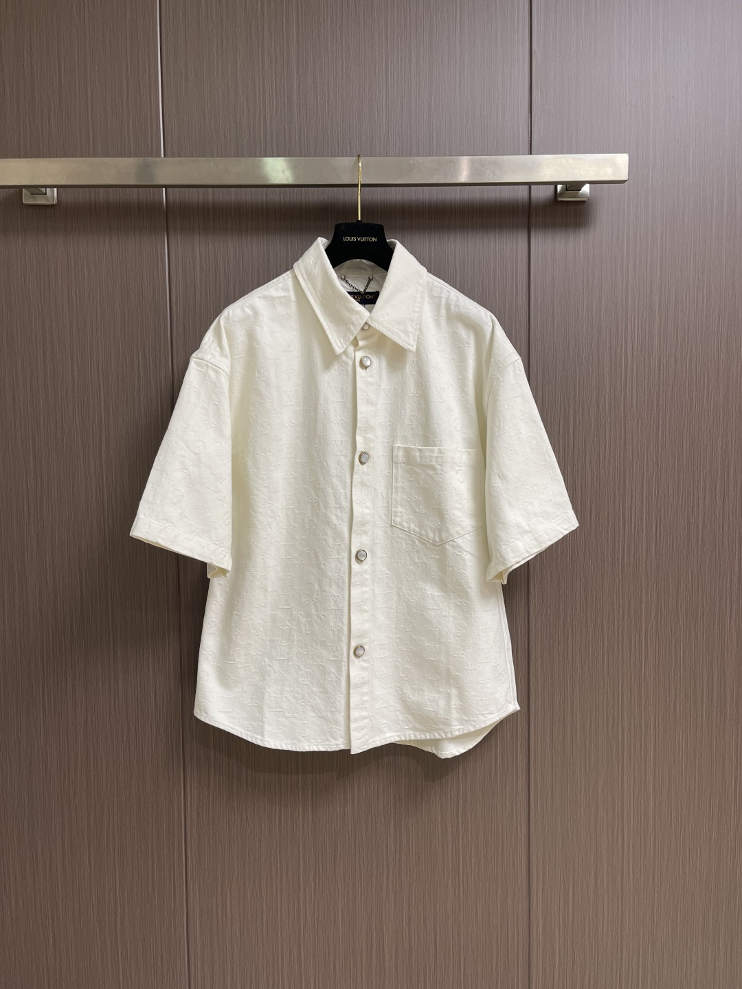 NO:756911,Tops shorts LV  The all-over jacquard short-sleeved shirt and shorts suit is made of imported custom-made jacquard denim fabrics, processed by the brand's exclusive jacquard process, and the classic Monogram logo and starburst elements are woven into the fabric. The texture is crisp and stylish with a delicate touch. The good breathability and drape ensure the quality and practicality of the suit; it adopts a classic lapel design.  Paired with custom-made metal snap buttons, it is neat and stylish, and can not only modify the neck line but also add exquisite details; the full-length jacquard texture of the body is exquisite and eye-catching, breaking the monotony of solid colors, adding recognition and design level; the overall version is loose and casual, tolerant and can be controlled by all body shapes, simple and elegant without losing the high-end texture. Sizes S-XL  29-30-31-32 Counter size is too large, Louis Vuitton, shorts, shirts, T-shirt,19860909上衣 短裤 LV 满印提花短袖衬衫短裤套装,采用进口定制提花牛仔面料面料,经品牌专属提花工艺处理,将经典Monogram标识与星芒元素满幅织入面料,质地挺括有型且兼具细腻触感,良好的透气性与垂坠感保证了套装的品质与实用性；采用经典翻领设计,搭配定制金属按扣开合,利落有型,既能修饰颈部线条又增添精致细节；衣身的满幅提花纹理,工艺细腻醒目,打破纯色单调感,增添了辨识度与设计层次；整体版型为宽松休闲款,包容性强各类身形皆能驾驭,简约大气又不失高级质感.尺码S-XL 29-30-31-32 专柜码数 偏大,,louis vuitton,shorts,shirts,T-shirt,,Men's clothing