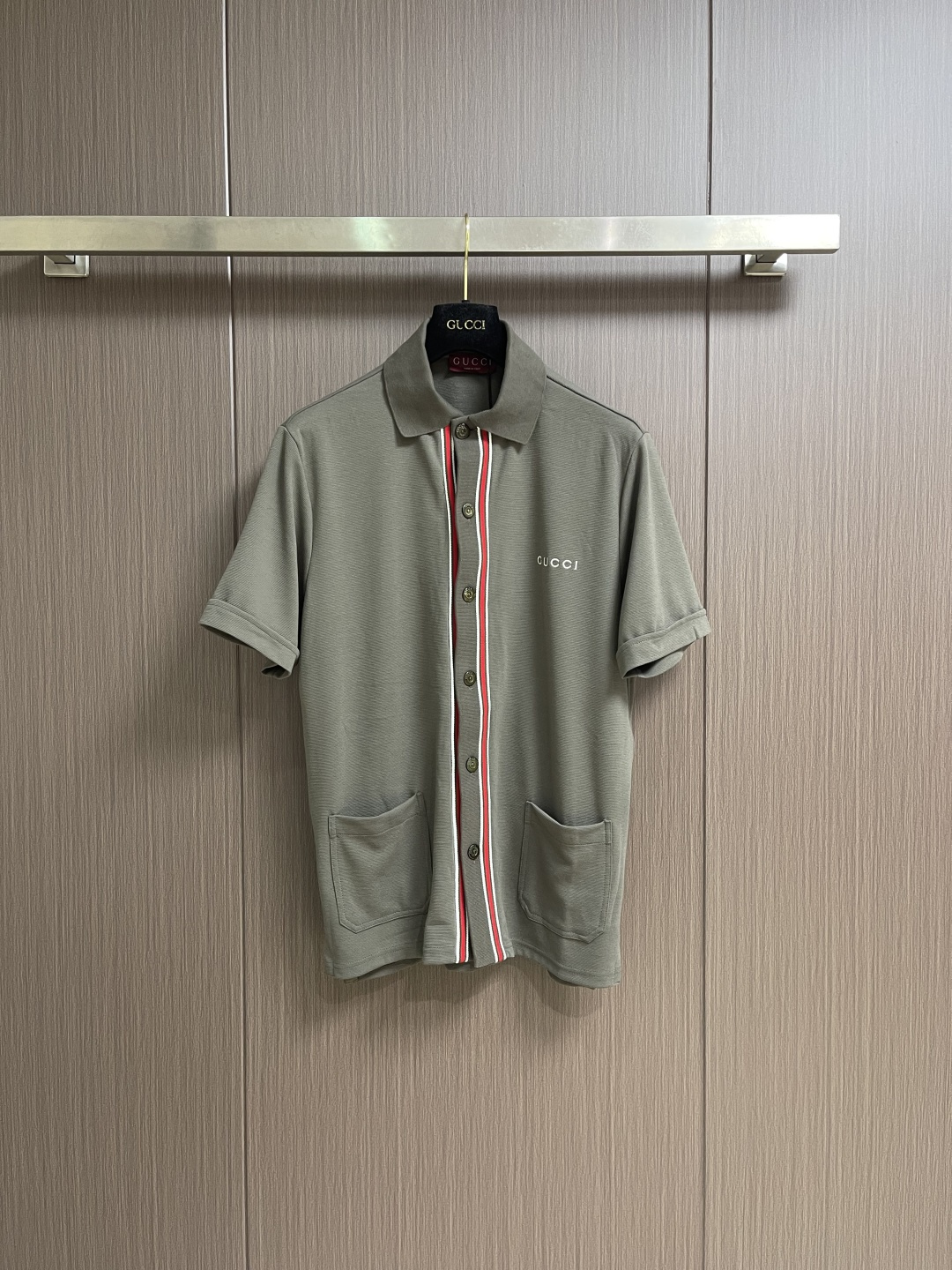 NO:756908,Tops shorts GUCCI  Trimmed webbing embroidered short-sleeved shirt and shorts suit, made of imported heavyweight cotton knitted fabric, pre-shrunk, soft and skin-friendly, breathable and not stuffy. It also has excellent drape and wrinkle resistance, ensuring the quality and wearing comfort of the suit. It adopts a classic lapel design, and the front placket is decorated with the brand's iconic red and white webbing, with metal button closure, which is neat and stylish, with a casual feel.  and recognition; both the body and shorts are embroidered with the brand logo in the same color, with fine and full stitching, showing a low-key three-dimensional layering on the gray fabric, breaking the monotony of solid colors and adding a sense of detailed design; it can be controlled by all body shapes, easily creating a casual and advanced daily wear style. Sizes S-XL,, gucci, shorts, shirts, T-shirt,19860909上衣 短裤 GUCCI 饰边织带刺绣短袖衬衫短裤套装,采用进口重磅棉质针织面料,经过预缩水处理,质地柔软亲肤,透气不闷汗,同时具备出色的垂坠感与抗皱性,保证了套装的品质与穿着舒适度；采用经典翻领设计,前襟采用品牌标志性的红白织带装饰,搭配金属纽扣开合,利落有型,兼具休闲感与辨识度；衣身与短裤均采用同色刺绣品牌标识,针脚细腻饱满,在灰色面料上呈现出低调的立体层次,打破纯色单调感,增添了细节设计感；各类身形皆能驾驭,轻松打造随性高级的日常穿搭风格.尺码S-XL,,gucci,shorts,shirts,T-shirt,,Men's clothing