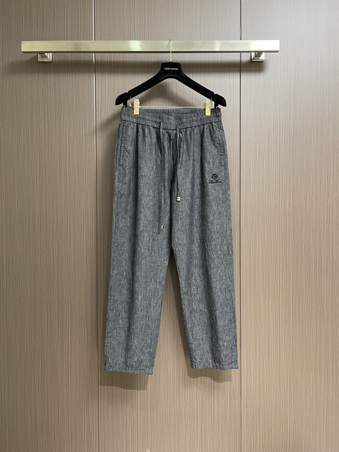 NO:759438,LP Loropiana gray and blue pocket leather linen pants  Casual pants, a new work for spring and summer, use Italian craftsmanship to recreate the feeling of summer relaxation. The 70% linen-cotton gold blended fabric is selected, the natural texture has a cool feeling, breathable and sweat-wicking, suitable for midsummer; the elastic drawstring waistband is matched with neat straight-leg pants to accommodate the body shape without being tight, allowing you to stretch freely without restraint. From three-dimensional embroidery badges to metal drawstring buckles,  From the leather trim on the back pocket to the Italian origin label, every detail hides LP's luxurious genes. The high-end gray and blue tones have a matte texture. Pair it with a T-shirt to unlock casual relaxation. Pair it with a shirt for an advanced business elegance. A pair of pants defines the summer style of the urban elite. Size 31-32-33-34-35-36  Size 31 Waist 77.5 Legs 60 Pants length 104 Hips 103 Size 32 Waist 80 Legs 62 Pants length 104 Hips 106 Size 33 Waist 82.5 Legs 64 Length 104 Hips 109 Size 34 Waist 85 Legs 66 Length 105 Hips 112 Size 35 Waist 88  Leg circumference 68, pants length 105, hip circumference 115, size 36, waist circumference 90, leg circumference 70, pants length 105, hip circumference 118,,loro piana,loro piana,shirts,tees,t-shirt,gold,19860909LP Loropiana 灰蓝口袋拼皮亚麻裤 休闲裤,春夏新作,以意大利匠艺重塑夏日松弛感.甄选70亚麻棉黄金混纺面料,天然肌理自带凉感,透气排汗适配盛夏；松紧抽绳腰头搭配利落直筒裤型,包容身形不紧绷,自在舒展无束缚.从立体刺绣徽章到金属抽绳扣,从后袋皮革饰条到意大利原产标签,每一处细节都藏着LP的奢雅基因.高级灰蓝调自带雾面质感,搭T恤解锁随性松弛,配衬衫进阶商务雅致,一条裤子,定义都市精英的夏日型格.尺码31-32-33-34-35-36 31码 腰围77.5 腿围60 裤长104 臀围103 32码 腰围80 腿围62 裤长104 臀围106 33码 腰围82.5 腿围64 裤长104 臀围109 34码 腰围85 腿围66 裤长105 臀围112 35码 腰围88 腿围68 裤长105 臀围115 36码 腰围90 腿围70 裤长105臀围118,,loro piana,loro piana,shirts,tees，t-shirt,gold,,Men's clothing