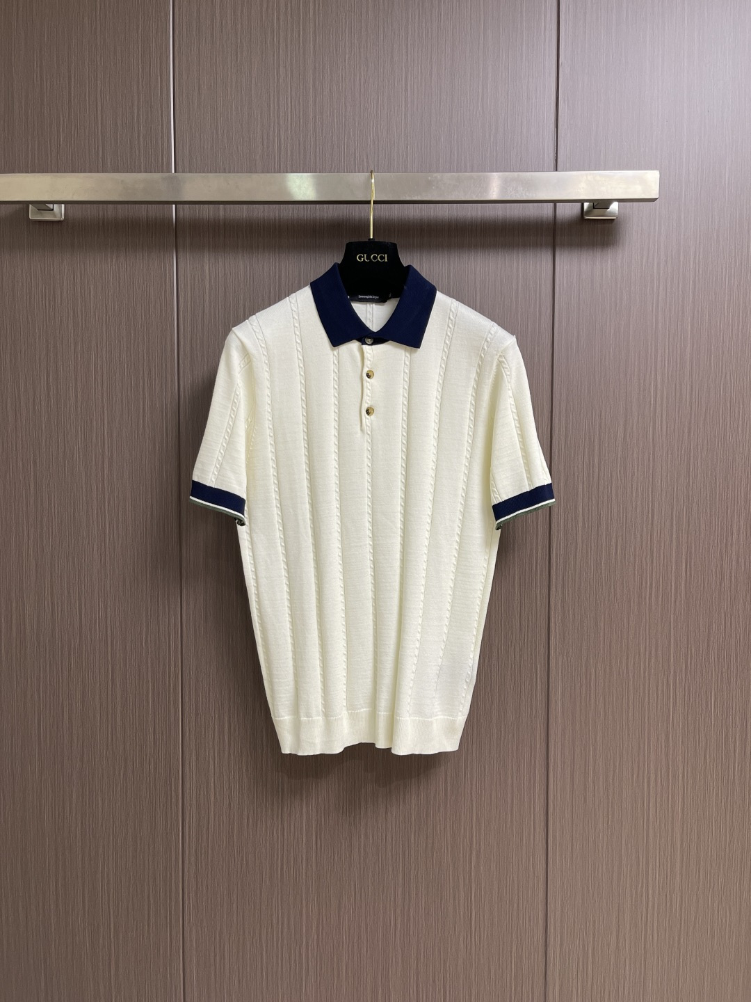 NO:756912,Zegna 2026ss early spring fashion men's short-sleeved striped knitted polo shirt is a very star-level item. It has a very high appearance, is both grand and connotative, and full of details. It fully embodies the brand's low-key and luxurious style. The overall vision is full of vitality and youthfulness, and the upper body is full of temperament!  Size M-3XL,,T-shirt,19860909Zegna 2026ss早春时装款男士短袖条纹针织polo衫,非常明星级的一款单品,颜值度极高,即大气又有内涵,细节感满满,充分体现了品牌低调且奢华的风格,整体的视觉充满活力和年轻态,上身满满的气质！尺码M-3XL,,T-shirt,,Men's clothing