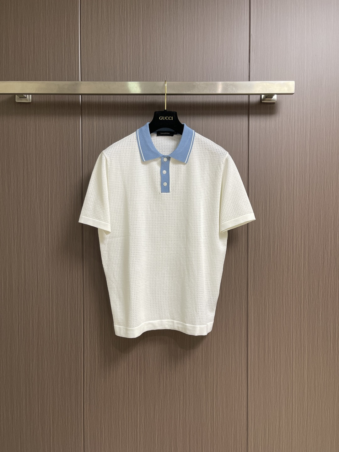 NO:756915,Zegna  2026ss classic short-sleeved knitted POLO, with its simple yet stylish design, has become a must-have wardrobe item for both men and women. It is made of high-quality customer-supplied materials, delicate and soft, skin-friendly and comfortable, and has the same tailoring design for men and women, which is suitable for men to show stability and restraint.  The temperament is also suitable for women to show their casual charm. Whether paired with jeans or casual pants, you can easily control various occasions, from daily outings to casual gatherings, making you the center of attention. Sizes M-3XL, jeans, T-shirt,19860909Zegna 2026ss经典款短袖针织POLO,以其简约而不失时尚的设计,成为了男女皆宜的衣橱必备单品.选用优质客供材质,细腻柔软,亲肤舒适,男女同款的剪裁设计,既适合男性展现稳重内敛的气质,也适合女性彰显随性洒脱的魅力.无论是搭配牛仔裤还是休闲裤,都能轻松驾驭各种场合,从日常出行到休闲聚会,都能让你成为焦点.尺码M-3XL,,jeans,T-shirt,,Men's clothing