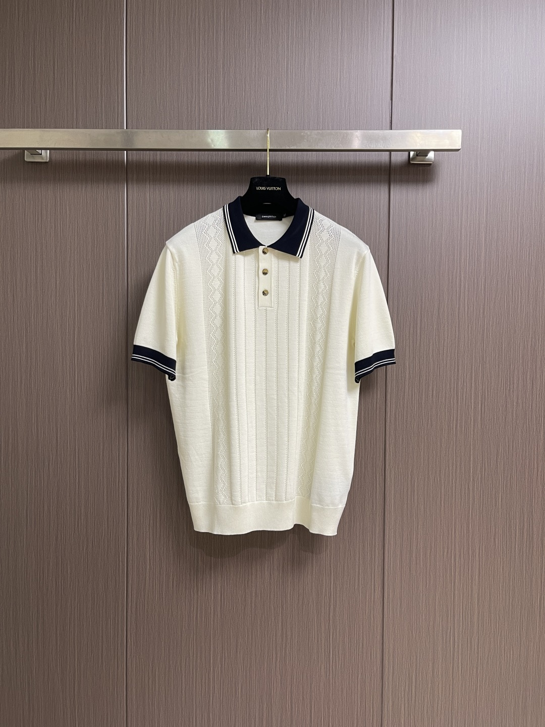 NO:756918,Zegna 2026ss early spring fashion men's short-sleeved striped knitted polo shirt is a very star-level item. It has a very high appearance, is both grand and connotative, and full of details. It fully embodies the brand's low-key and luxurious style. The overall vision is full of vitality and youthfulness, and the upper body is full of temperament!  Size M-3XL,,T-shirt,19860909Zegna 2026ss早春时装款男士短袖条纹针织polo衫,非常明星级的一款单品,颜值度极高,即大气又有内涵,细节感满满,充分体现了品牌低调且奢华的风格,整体的视觉充满活力和年轻态,上身满满的气质！尺码M-3XL,,T-shirt,,Men's clothing
