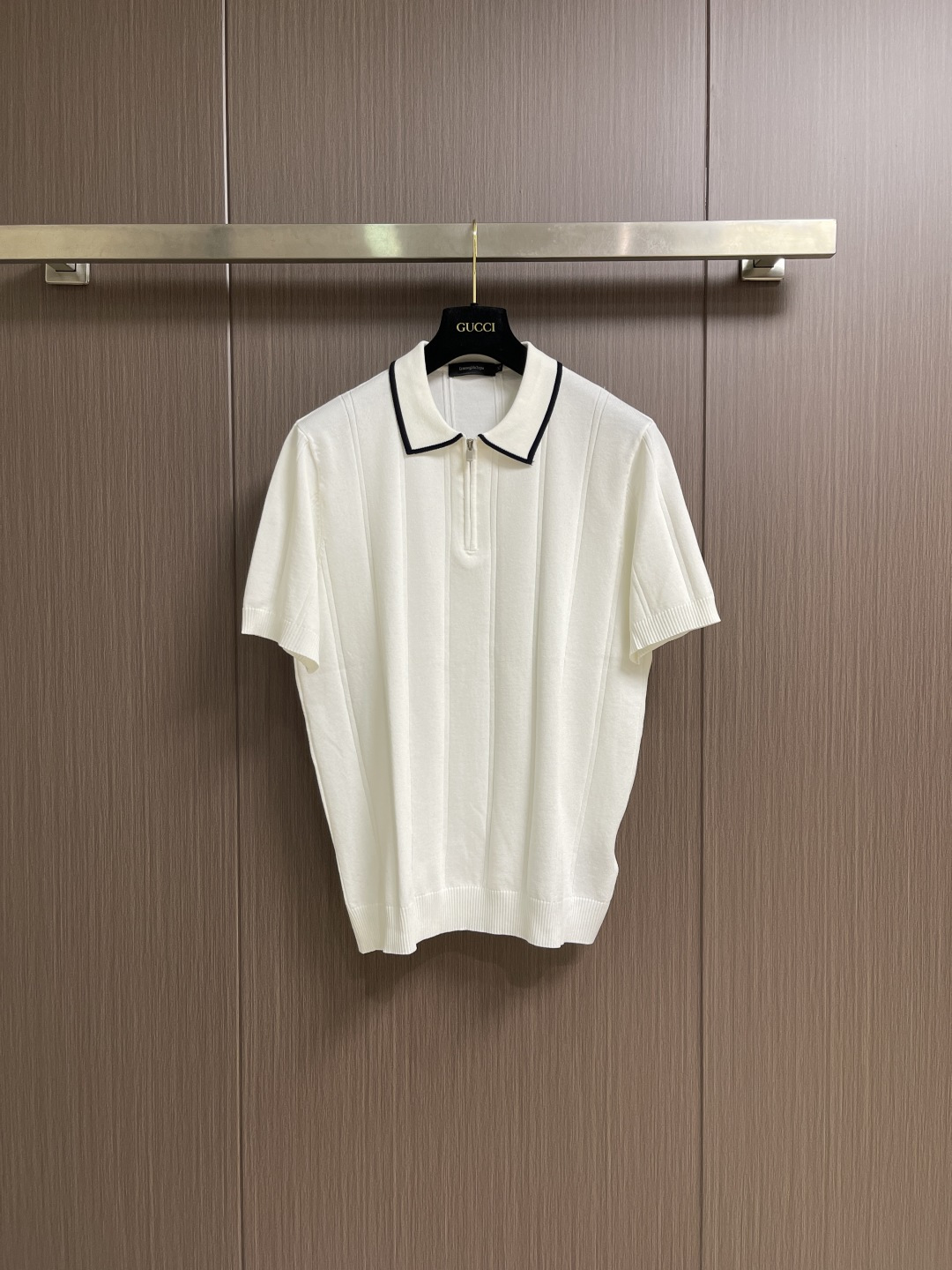 NO:756921,Zegna 2026ss early spring fashion style zipper placket men's short-sleeved striped knitted polo shirt is a very star-level item. It has a very good appearance, is both grand and connotative, and full of details. It fully embodies the brand's low-key and luxurious style. The overall vision is full of vitality and youthfulness, and the upper body is full of temperament!  Size M-3XL,,T-shirt,19860909Zegna 2026ss早春时装款拉链门襟男士短袖条纹针织polo衫,非常明星级的一款单品,颜值度极高,即大气又有内涵,细节感满满,充分体现了品牌低调且奢华的风格,整体的视觉充满活力和年轻态,上身满满的气质！尺码M-3XL,,T-shirt,,Men's clothing