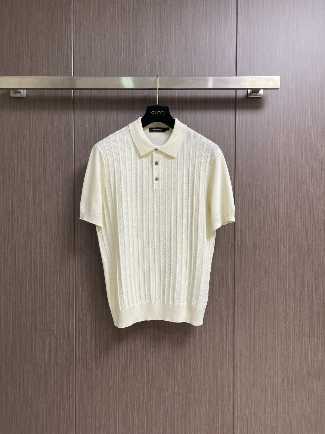 NO:756924,ZEGNA  Men's classic vertical striped sweater short-sleeved POLO is an elegant summer lapel sweater. With its simple yet stylish design, it has become the most worthy fashion item this season. It is soft and skin-friendly and has excellent breathability. It can keep you fresh and comfortable even in summer. The classic lapel design, with exquisite buttons, shows the elegant neck line. The slim tailoring perfectly fits the body shape and can be easily controlled whether it is business occasions or leisure time. Size M-3XL, T-shirt,19860909ZEGNA 男士经典竖条纹针织衫短袖POLO,演绎夏日优雅翻领衫,以其简约而不失格调的设计,成为本季最值得入手的时尚单品,柔软亲肤,透气性极佳,即使在夏日也能保持清爽舒适.经典的翻领设计,搭配精致的纽扣,展现出优雅的颈部线条.修身的剪裁,完美贴合身形,无论是商务场合还是休闲时光,都能轻松驾驭,尺码M-3XL,,T-shirt,,Men's clothing