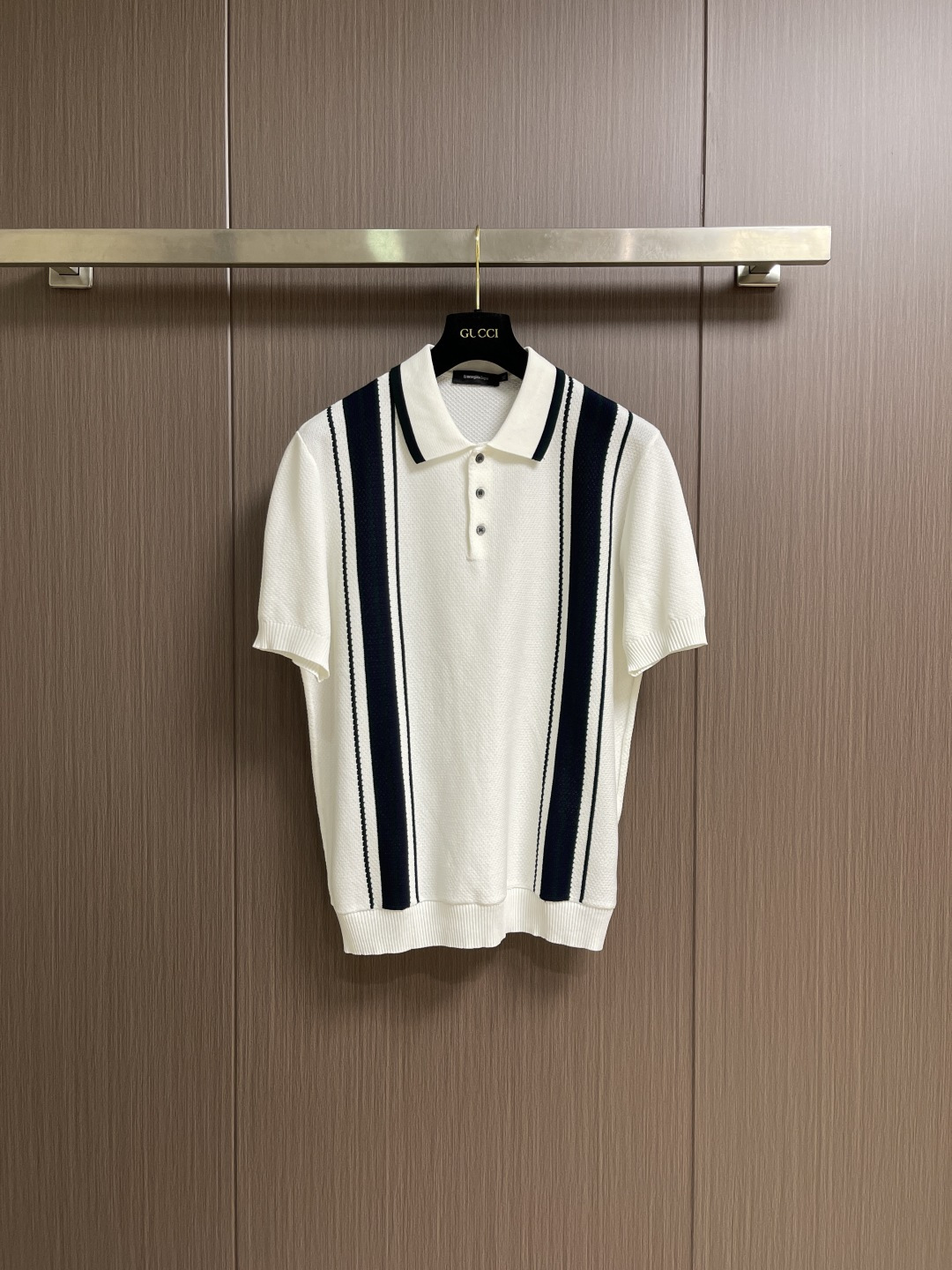 NO:756930,ZEGNA  Men's classic vertical striped sweater short-sleeved POLO is an elegant summer lapel sweater. With its simple yet stylish design, it has become the most worthy fashion item this season. It is soft and skin-friendly and has excellent breathability. It can keep you fresh and comfortable even in summer. The classic lapel design, with exquisite buttons, shows the elegant neck line. The slim tailoring perfectly fits the body shape and can be easily controlled whether it is business occasions or leisure time. Size M-3XL, T-shirt,19860909ZEGNA 男士经典竖条纹针织衫短袖POLO,演绎夏日优雅翻领衫,以其简约而不失格调的设计,成为本季最值得入手的时尚单品,柔软亲肤,透气性极佳,即使在夏日也能保持清爽舒适.经典的翻领设计,搭配精致的纽扣,展现出优雅的颈部线条.修身的剪裁,完美贴合身形,无论是商务场合还是休闲时光,都能轻松驾驭,尺码M-3XL,,T-shirt,,Men's clothing