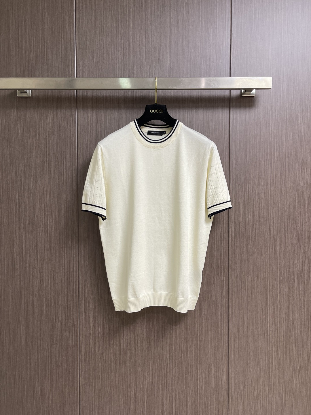 NO:756904,Zegna 2026ss early spring fashion men's short-sleeved knitted T-shirt is a very star-level item. It has a very good appearance, is both grand and connotative, and full of details. It fully embodies the brand's low-key and luxurious style. The overall vision is full of vitality and youthfulness, and the upper body is full of temperament!  Size M-3XL,,T-shirt,tees,t-shirt,19860909Zegna 2026ss早春时装款男士短袖针织T恤,非常明星级的一款单品,颜值度极高,即大气又有内涵,细节感满满,充分体现了品牌低调且奢华的风格,整体的视觉充满活力和年轻态,上身满满的气质！尺码M-3XL,,T-shirt,tees，t-shirt,,Men's clothing