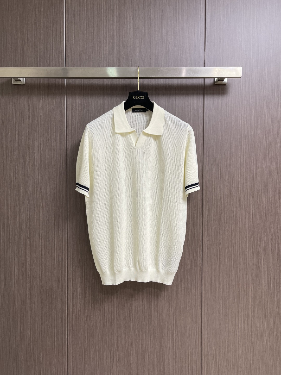 NO:756907,ZEGNA 2026ss new short-sleeved knitted Polo. This Polo is a classic item in the wardrobe. It has a delicate shape and elegant sports style. It adopts a short-sleeved design, soft and simple, and has threaded cuffs with contrasting knitted finishes. Sizes M-3XL, T-shirt,19860909ZEGNA 2026ss新款短袖针织Polo,这款Polo是衣橱中的经典单品,造型细致,运动风格优雅,采用短袖设计,柔软而简约,螺纹袖口撞色针织完成,尺码M-3XL,,T-shirt,,Men's clothing