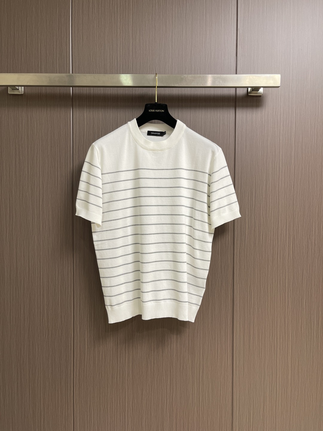 NO:756910,Zegna striped jacquard contrasting stripe decorated round neck short-sleeved T-shirt is skin-friendly and comfortable, healthy and environmentally friendly. The texture is also dense and fine, soft, wide and stylish, breathable and comfortable. The upper body drape is natural and close to the body. It is not easy to fade or deform when worn!  Decorated with family-style two-color jacquard stripes, the overall design is not too cumbersome. It is exquisite and stylish. The contrasting jacquard stripe decoration also highlights the overall high-end and luxurious temperament. The pattern is still wide-cut and is versatile and suitable for any occasion. It can be used for business or leisure. Sizes M-3XL, T-shirt, tees, t-shirt,19860909Zegna 条纹提花撞色条纹装饰圆领短袖T恤衫,亲肤舒适,健康环保,质地也密实细腻,柔软挺阔有型、透气舒适,上身垂感自然贴身,穿着不易褪色也不易变形！采用家族式双色提花条纹装饰,整体没有太多繁琐的设计,精致有型,撞色提花条纹装饰亦是彰显了整体的高阶与奢华气质,版型依旧是宽阔型裁剪,百搭不挑人亦是同样不挑场合,商务休闲统统皆可 .尺码M-3XL,,T-shirt,tees，t-shirt,,Men's clothing