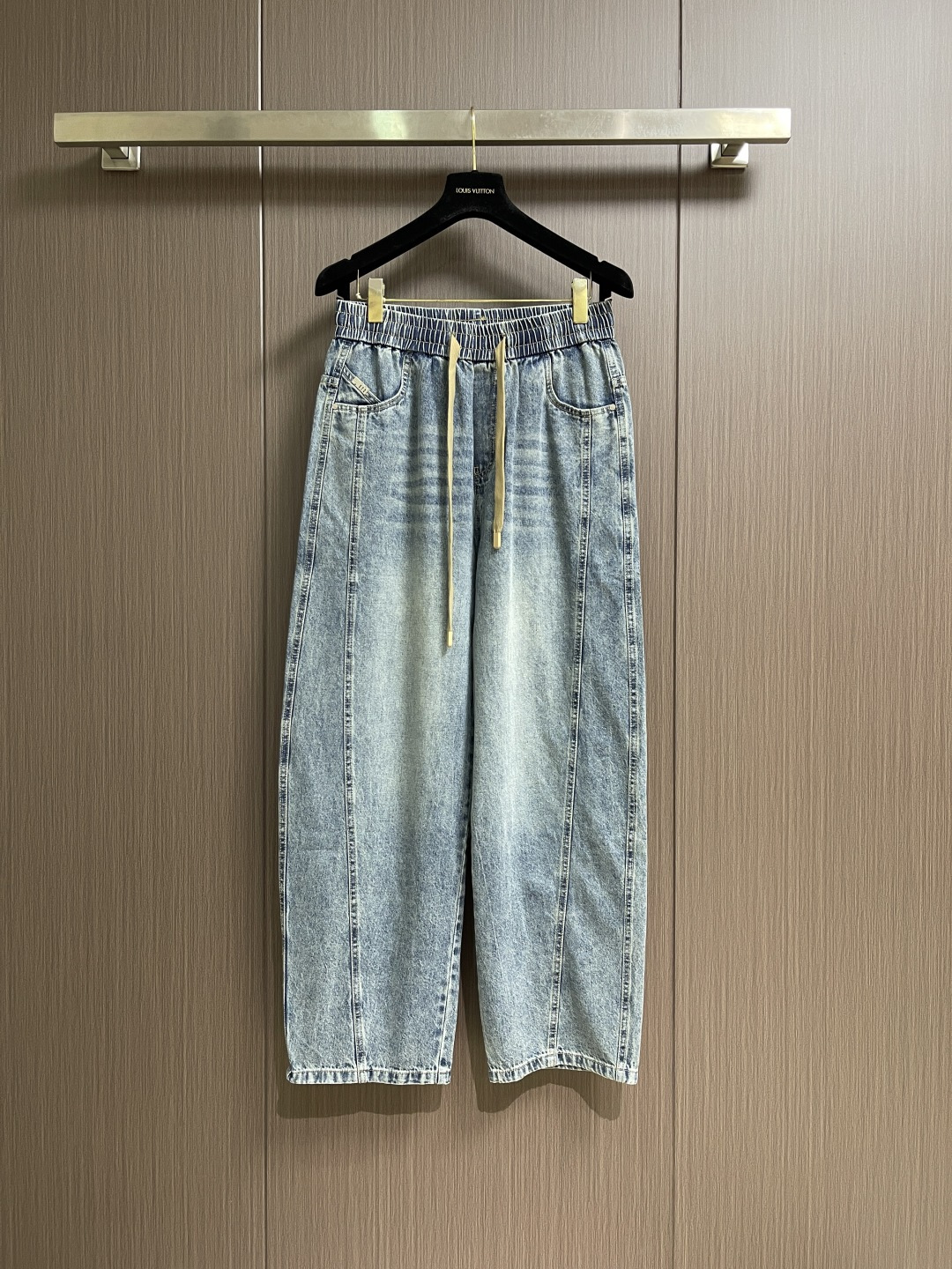 NO:759444,BV  Washed blue wide-leg jeans. BV's washed blue wide-leg jeans. The light blue denim is polished by washing process. It has a naturally faded texture and an unintentional retro accent between the deep and light dyeing. The waist elastic band + drawstring design is simply the perfect combination of 'comfort and beauty'. No need to worry.  The waist size fits the waistline with just one pull. The tightness can be adjusted according to the needs, making it easy to put on and take off. The wide-leg straight cut naturally hangs from the crotch to the ankle. It is loose but not bloated. It cleverly covers the imperfections of the legs. It gives a windy laziness when walking, and instantly creates a relaxed atmosphere. Size XS-L  XS code, waist circumference 72, leg circumference 62, pants length 108, S code, waist circumference 76, leg circumference 64, pants length 108, M code, waist circumference 80, leg circumference 66, pants length 108, L code, waist circumference 84, leg circumference 68, pants length 110,,bottega veneta,jeans,19860909BV 洗水蓝阔腿牛仔裤.BV这条洗水蓝阔腿牛仔裤,浅蓝牛仔经水洗工艺打磨,自然褪色的纹理,深浅晕染间透着不刻意的复古腔调.腰部松紧带+抽绳设计,简直是“舒适与美观”的完美结合.不用纠结腰围码数,轻轻一拉就能贴合腰线,能根据需求调节松紧,穿脱超省心.阔腿直筒剪裁从胯部自然垂坠至脚踝,宽松却不臃肿,巧妙遮掩腿部不完美,走路带风的慵懒感,瞬间拉满松弛氛围.尺码XS-L XS码 腰围72腿围62 裤长108  S码 腰围76腿围64 裤长108 M码 腰围80腿围66 裤长108  L码 腰围84腿围68 裤长110,,bottega veneta,jeans,,Men's clothing