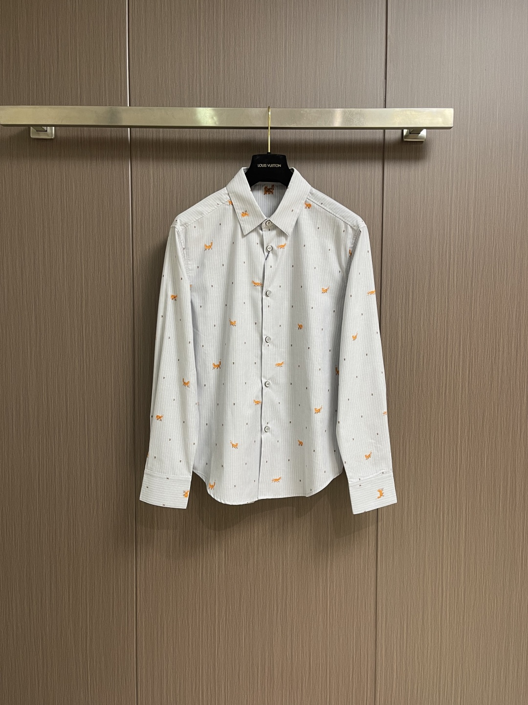 NO:759572,LV striped cut fox long-sleeved shirt. The light-colored striped jacquard of this long-sleeved cotton shirt is embellished with jumping cut foxes and mini LV logos. Pearlescent effect buttons are more delicate. Inspired by this season's journey to the British countryside, it injects a touch of playfulness into the formal look. Sizes S-XL  Bust 120, shoulder width 53, length 78 XL, bust 124, shoulder width 54.5, length 79.5,,louis vuitton,shirts,19860909LV 条纹剪花狐狸长袖衬衫,这款长袖棉质衬衫的浅色条纹提花上,点缀着跳跃的剪线狐狸和迷你LV 标识.珠光效果的纽扣更显精致.灵感源自本季英伦乡间之旅,为正装造型注入一抹俏皮.尺码S-XL  S码 胸围112肩宽50衣长75 M码 胸围116肩宽51.5 衣长76.5 L码 胸围120 肩宽53衣长78 XL码 胸围124 肩宽54.5 衣长79.5,,louis vuitton,shirts,,Men's clothing