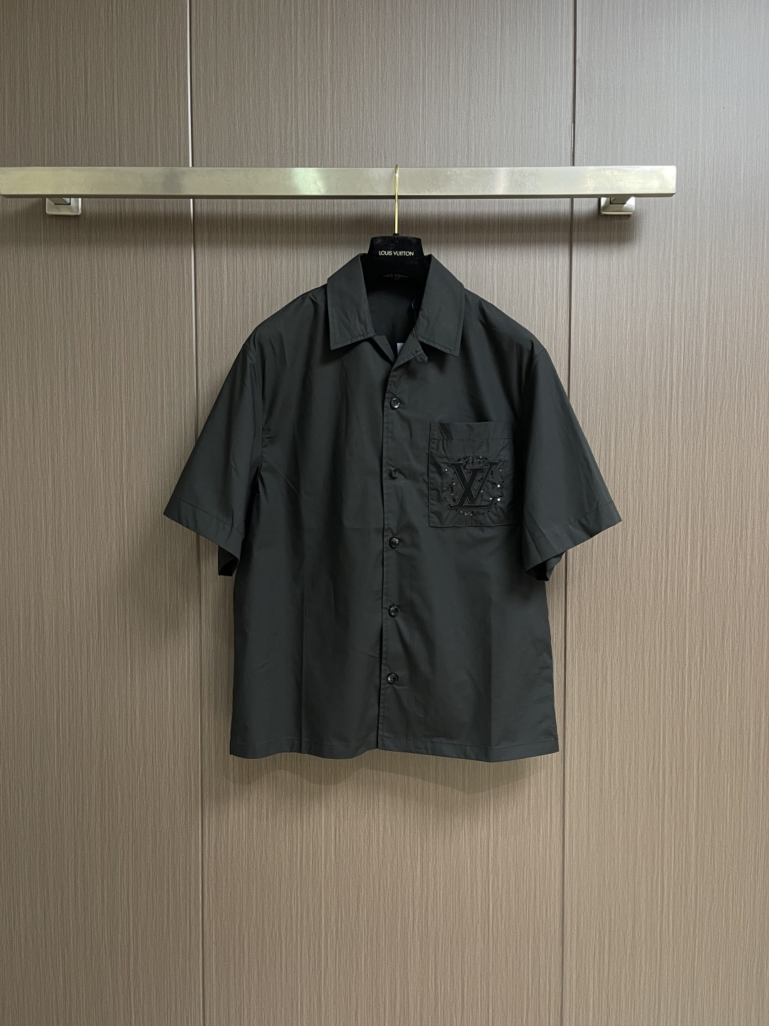 NO:759579,LV 2026SS new spring and summer knitted lapel cotton short-sleeved shirt, one-sided chest patch pocket, matching letter embroidery and beading, comfortable cotton fabric, black lettering button placket, classic tailoring. Sizes 46-52 S-XL S code bust 118 shoulder width 51 length 73 M bust 122 shoulder width 52 length 74 L bust 126  Shoulder width 53, length 75, XL size, bust 130, shoulder width 54, length 76, Louis Vuitton, T-shirt,19860909LV 2026SS 春夏新款针织翻领棉布短袖衬衣,前胸单侧贴布口袋,搭配品字母刺绣和串珠,舒适棉质面料,黑色刻字钮扣开合门襟,经典版型剪裁.尺码46-52 S-XL S码 胸围118 肩宽51衣长73 M码 胸围122 肩宽52衣长74 L码 胸围126 肩宽53衣长75 XL码 胸围130 肩宽54衣长76,,louis vuitton,T-shirt,,Men's clothing