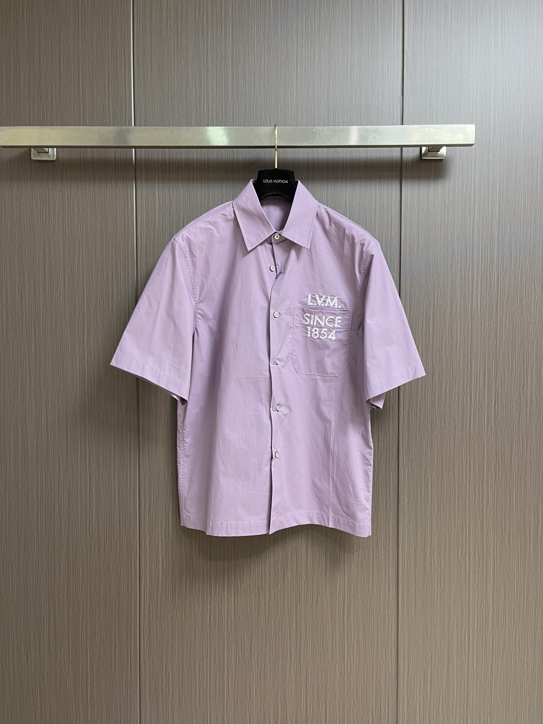 NO:759585,LV 2026ss new summer style lapel short-sleeved cotton shirt, customized light purple cotton fabric, L.V.M. decorated on the left chest.  Letter embroidery, pearlescent light-color lettering button placket, metal base to add texture, simple design style, not picky, classic cut, same style for men and women. Sizes S-XL  Shoulder width 51, length 74, Louis Vuitton, T-shirt,19860909LV 2026ss夏季新款 翻领短袖棉质衬衣,订制浅紫色棉布料 左胸饰L.V.M．字母刺绣 珠光浅色刻字纽扣开合门襟 搭配金属底座增加质感,简单设计款式,不挑人穿,经典版型剪裁,男女同款.尺码S-XL  S码 胸围110 肩宽48衣长71 M码 胸围114 肩宽49衣长72 L码 胸围118 肩宽50衣长73 XL码 胸围122 肩宽51衣长74,,louis vuitton,T-shirt,,Men's clothing