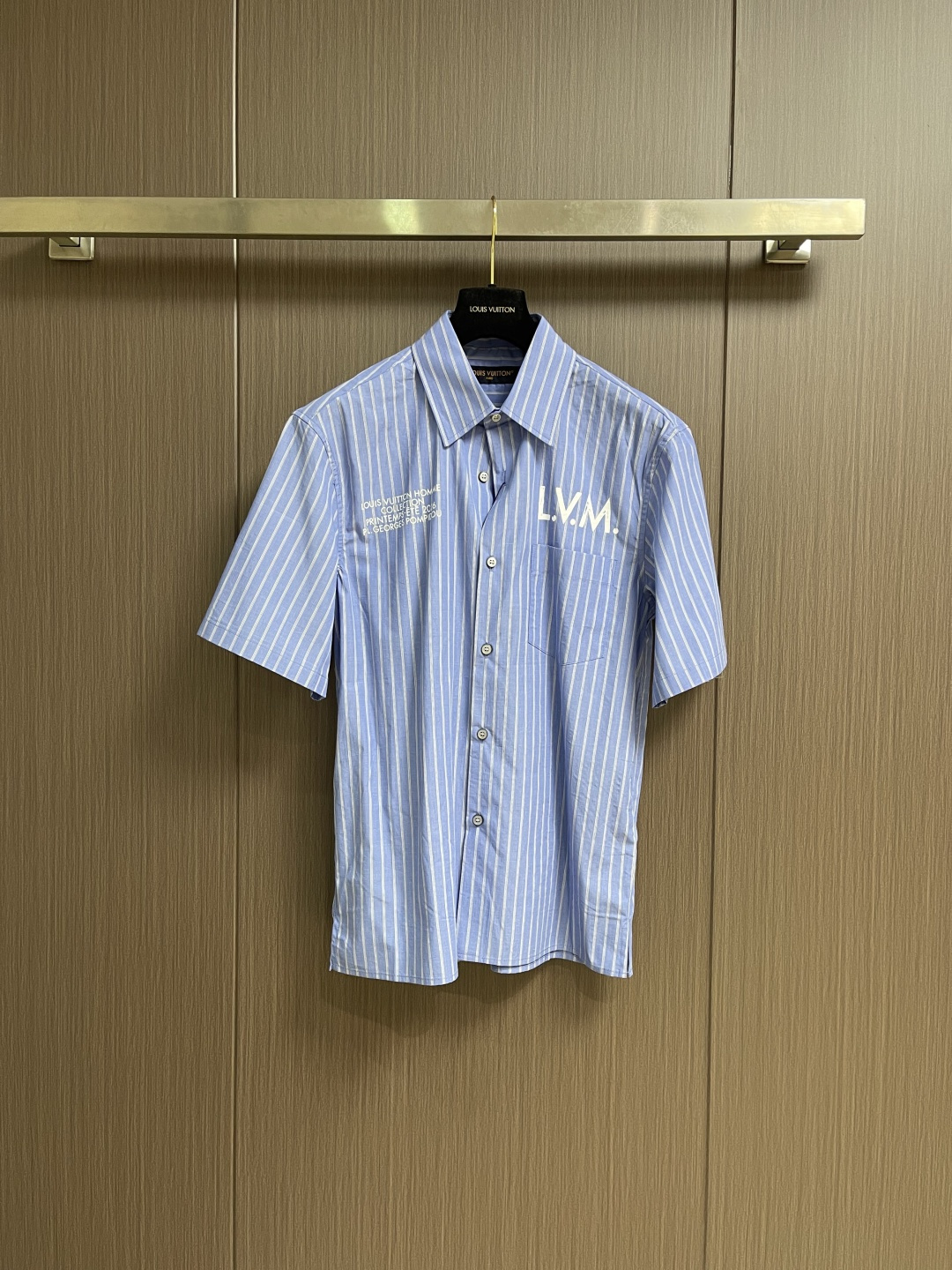 NO:759540,Tops Shorts LV striped printed short-sleeved shirt and shorts suit. This short-sleeved shirt is made of crisp cotton poplin and decorated with distinctive jacquard stripes. L.V.M. is printed on the chest.  The logo becomes an eye-catching graphic embellishment; the edged pocket on the back adds utilitarian ingenuity. The low-key Louis Vuiton Paris embroidery on the back hem becomes a delicate finishing touch. Sizes S-XL,, louis vuitton, louis vuitton, shorts, shirts, T-shirt,19860909上衣 短裤 LV 条纹印花短袖衬衫短裤套装,本款短袖衬衫由清爽的棉质府绸制成,饰以鲜明的提花条纹.胸前印有L.V.M．标识,成为醒目的图形点缀；背部镶边口袋则增添实用主义巧思.后摆处低调的 Louis Vuiton Paris 刺绣成为精致收笔.尺码S-XL,,louis vuitton,louis vuitton,shorts,shirts,T-shirt,,Men's clothing