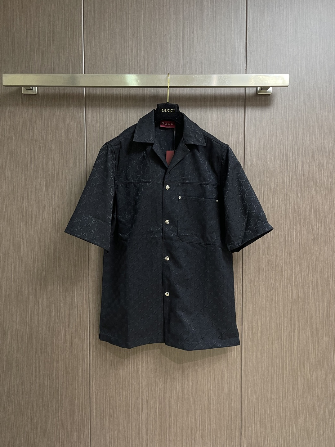 NO:759549,Tops shorts GUCCI  Dark pattern jacquard denim short-sleeved shirt and shorts suit, made of brand-customized denim high-density jacquard fabric, with classic dark pattern all over the body. Weaved with a special process, the texture is fine and three-dimensional, soft and smooth to the touch, has good breathability and stiffness, and is not easy to deform after long-term wear, highlighting the high-end fabric texture; classic Cuban collar design,  The lines are clean and retro, and the neck line is modified. The metal snap button closure makes the texture high-end and easy to put on and take off. The symmetrical pocket design on the chest is embellished with metal rivets. The details are exquisite and elegant, which enhances the layering of the overall shape. The same series uses the same fabric and dark pattern design, echoing up and down, and the overall coordination is unified. Sizes 46-52  S-XL,,gucci,shorts,shirts,T-shirt,19860909上衣 短裤 GUCCI 暗纹提花牛仔短袖衬衫短裤套装,采用品牌定制牛仔高密提花面料,通体融入经典暗纹图案,经特殊工艺织造,纹理细腻立体,触感柔软顺滑,兼具良好的透气性与挺括度,久穿不易变形,彰显高端面料质感；经典古巴领设计,线条利落复古,修饰颈部线条,金属按扣开合,质感高级且穿脱便捷；胸前对称口袋设计,搭配金属铆钉点缀,细节精致考究,提升整体造型层次感；同系列采用同款面料与暗纹设计,上下呼应,整体协调统一.尺码46-52 S-XL,,gucci,shorts,shirts,T-shirt,,Men's clothing