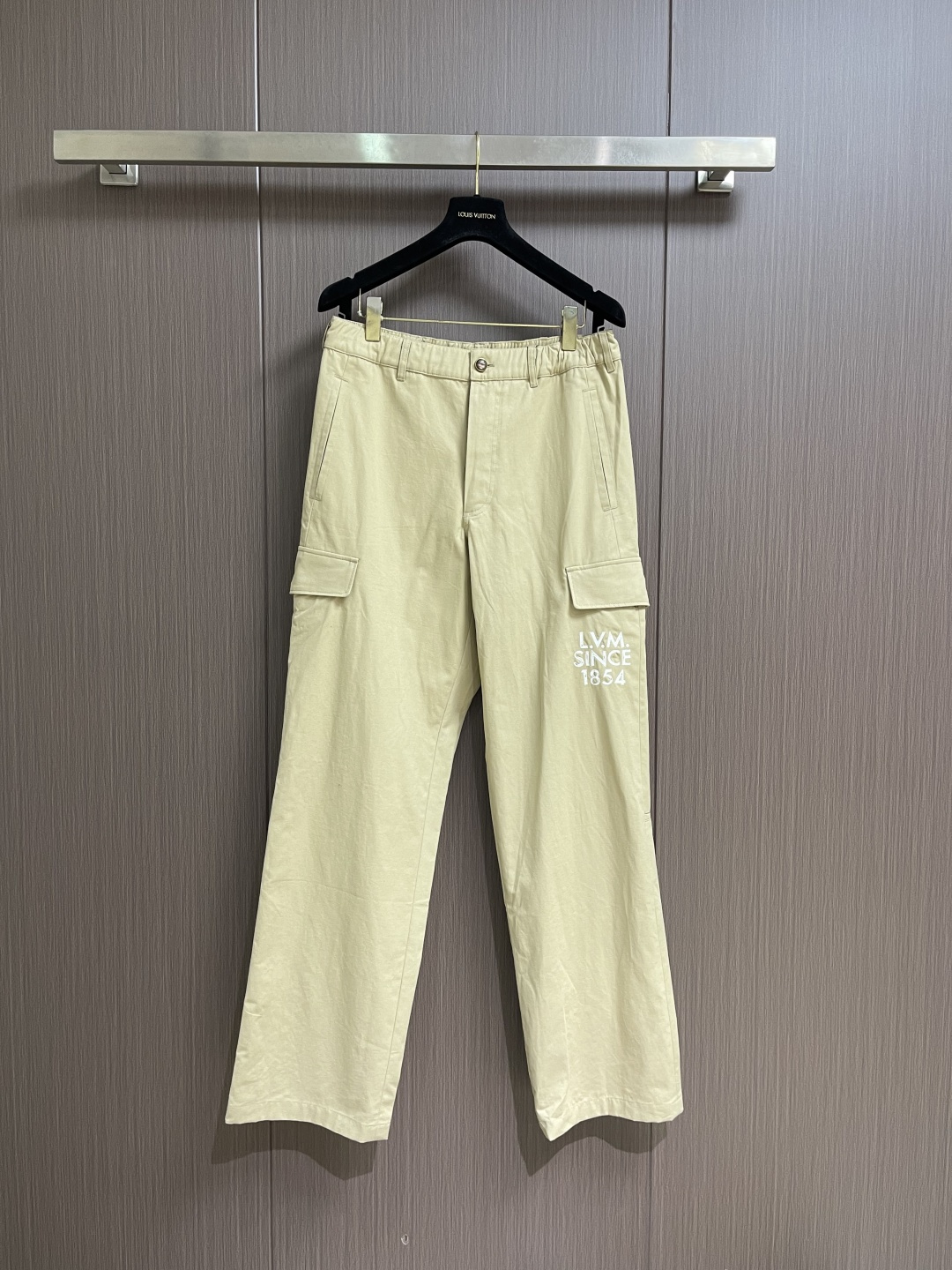 NO:759599,LV 2026SS new spring and summer cotton casual work trousers, made of classic khaki cotton material, soft and slightly textured, elastic design on the back waist to ensure comfortable wearing, embroidered LV Alphabet logo on the left leg, trim side pockets, leg flap pockets, rear welt pockets. Size S-XL 46-52 46 yards, trouser length 115, waist 79, seat 104 48 yards, trouser length 116  Waist 83, Sitting 108, size 50, Pants length 117, Waist 87, Sitting 112, Size 52, Pants length 118, Waist 91, Sitting 116,,louis vuitton,loro piana,19860909LV 2026SS 春夏新款棉质休闲工装长裤,采用经典卡其棉材质,质地柔软略带纹理,后腰弹性设计确保穿着舒适,左裤腿处饰有LV Alphabet 刺绣标识,镶边侧袋,裤腿翻盖口袋,后嵌线袋.尺码S-XL 46-52 46码 裤长115 腰围79坐围104 48码 裤长116 腰围83坐围108 50码 裤长117 腰围87坐围112 52码 裤长118 腰围91坐围116,,louis vuitton,loro piana,,Men's clothing