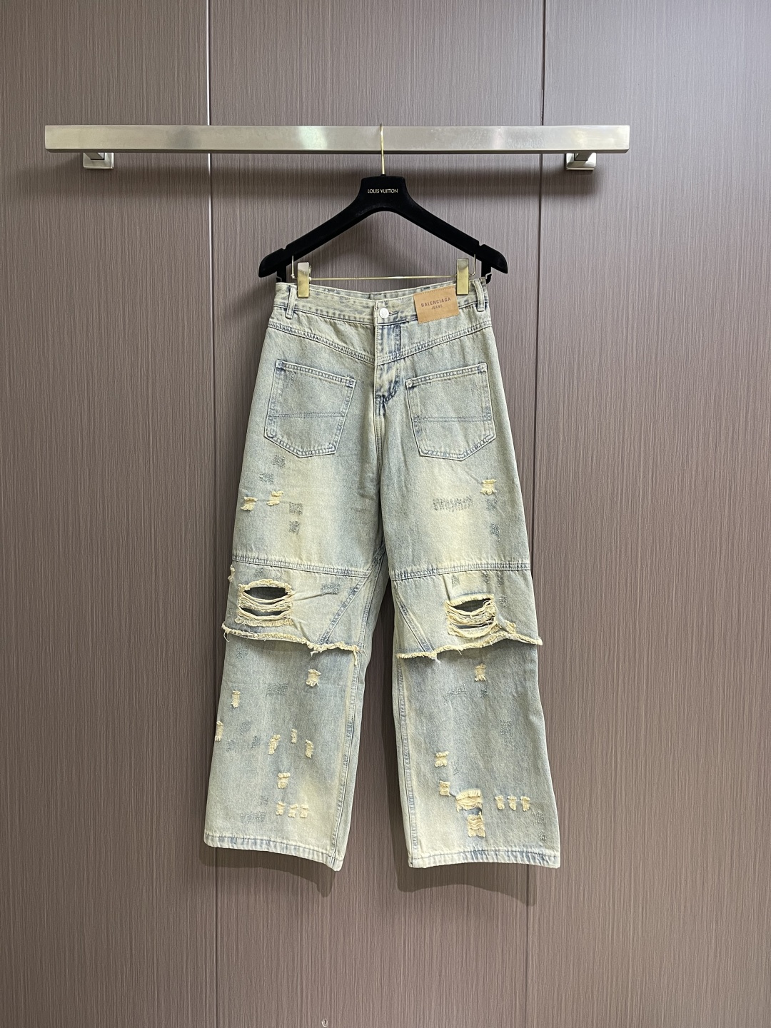NO:756913,Balenciaga ripped loose jeans are fashionable and classic and will never go out of style. The overall texture is very soft and skin-friendly, but does not feel slumped. Good denim fabric is really stiff, and the design is simple and very personal at the same time. If you look closely, you can see that every process and texture are very fine and perfect. Sizes M-XXL,,balenciaga,jeans,19860909Balenciaga 破洞宽松牛仔裤,时髦经典永不过时,整体质感上身非常柔糯亲肤,但却不会有任何软塌塌的感受,好的牛仔面料真的很挺括,设计简约的同时又非常个性,近距离观看可以发现,每一道工序,纹理都非常的精细完美.尺码M-XXL,,balenciaga,jeans,,Men's clothing