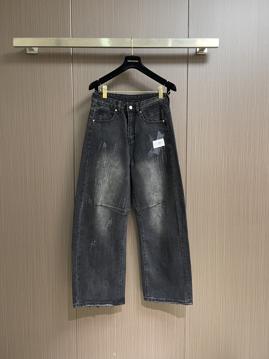 NO:756916,MM6 2025SS new gradient frayed jeans!  Customized washed denim made of 100% cotton. The fabric feels soft and skin-friendly. It is very comfortable and breathable to wear, even if it is worn with a trendy inner!  The discharge dyeing process is very sophisticated. It needs to be sewn and then rinsed with light fermentation to restore the nostalgic color effect. Each piece must be cut in strict alignment, which is very time-consuming and material-consuming. Casual and loose-fitting cutting, hot rhinestones are the finishing touch, and a must-have choice for appearance and quality control. Sizes M-XXL, masion margiela, jeans,19860909MM6 2025SS新款渐变磨破牛仔裤！客供定制水洗牛仔全棉材质制成,面料触感柔软亲肤,着穿非常的舒适透气,即便是里搭配潮搭！拔染工艺非常的考究,需缝车好后再进行轻酵漂洗加怀旧色还原效果,每块裁片都要严格要求对位裁剪,非常的耗时耗料,休闲宽松的版型裁剪,烫钻点睛之笔,颜值控与品控的必备之选.尺码M-XXL,,masion margiela,jeans,,Men's clothing