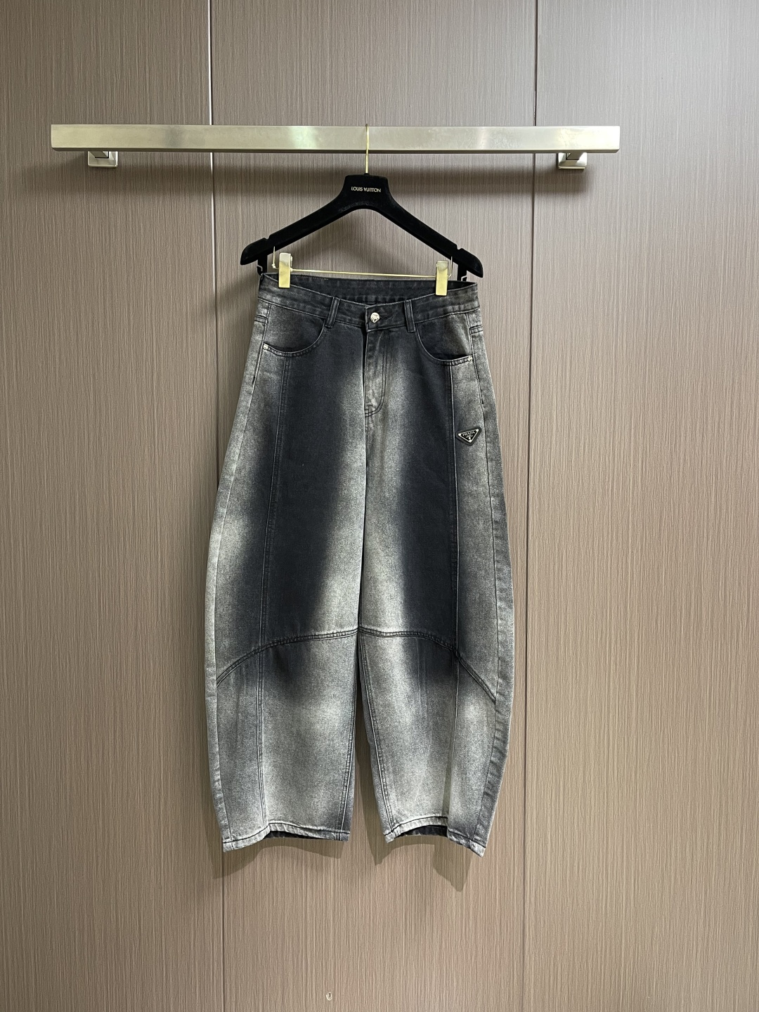 NO:756919,Prada's new 2026SS spring and summer wide-leg straight casual jeans are made of high-quality fabrics and are unique. They are embellished with logos and have all the details!  The upper body effect is full of personality!  A must-have for fashionistas!  Size M-XXL,,prada,jeans,19860909Prada 2026SS春夏新款阔腿直筒休闲牛仔裤,采用优质面料打造,别具一格.logo标点缀,细节到位！ 上身效果个性十足！时尚达人必备！尺码M-XXL,,prada,jeans,,Men's clothing