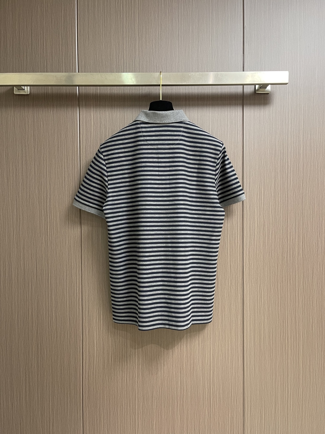 bc brunelloCucinelli布鲁内洛．库奇内利 男人衣柜的必备之品珠地条纹 Polo 衫。非