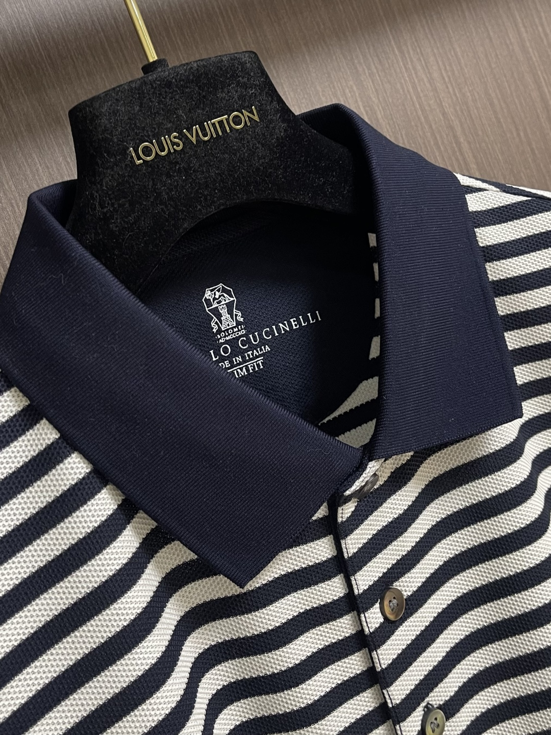 bc brunelloCucinelli布鲁内洛．库奇内利 男人衣柜的必备之品珠地条纹 Polo 衫。非