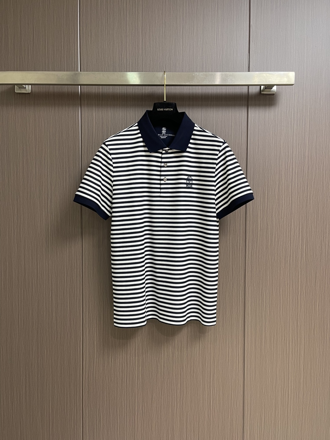 NO:756939,BC BrunelloCucinelli Brunello．  Cuccinelli's pique striped polo shirt is a must-have for men's wardrobe. Cut and sewn in unconventional fabrics!  Imported mercerized cotton yarn, the thickness is the same as conventional pique, cool and breathable. Highly difficult jacquard weaving hexagonal pique, large beads, stable and breathable structure. Exquisite and delicate small logo contrasting embroidery, natural deep sea butterfly buttons. Elegant cuffs with contrasting colors, one-piece cuff hem, no deformation after washing. Size 48-56, 48 size bust 96, shoulder width 42.8, back center length 67, 50 size bust 100  Shoulder width 44, center back length 69, size 52, chest 104, shoulder width 45.2, center back length 71, size 54, chest 108, shoulder width 46.4, center back length 73, size 56, chest 112, shoulder width 47.6, center back length 75,, brunello cucinelli,19860909BC BrunelloCucinelli布鲁内洛．库奇内利 男人衣柜的必备之品珠地条纹 polo 衫.非常规面料裁剪缝制！进口丝光棉纱线,厚度和常规珠地一样,凉爽透气.高难度提花织造六角珠地,珠大,结构稳定透气.精致细腻小 logo 撞色刺绣,天然深海蝶贝纽扣.高雅袖口撞色,一体成型袖口下摆,随便洗涤不变形.尺码48-56 48码胸围96 肩宽42.8 后中长67 50码胸围100 肩宽44 后中长69 52码胸围104 肩宽45.2 后中长71 54码胸围108 肩宽46.4 后中长73 56码胸围112 肩宽47.6 后中长75,,brunello cucinelli,,Men's clothing