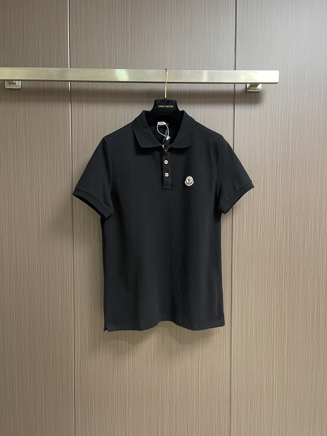 NO:759492,Moncler 2026SS early spring new three-dimensional emblem POLO shirt, short-sleeved polo shirt, custom letter logo buttons, detailed, made of cotton pique, comfortable to the touch, complete with three standards. Sizes S-XL S size bust 104 shoulder width 42 length 70  Bust 116, shoulder width 45.6, length 74.5, T-shirt,19860909Moncler 2026SS早春新款立体仔章POLO衫 短袖马球衫,定制字母标识纽扣,细节到位,采用棉质珠地布制成,手感舒适,三标齐全 尺码S-XL S码胸围104肩宽42衣长70 M码 胸围108肩宽43.2 衣长71.5 L码胸围112 肩宽44.4 衣长73 XL码 胸围116 肩宽45.6 衣长74.5,,T-shirt,,Men's clothing