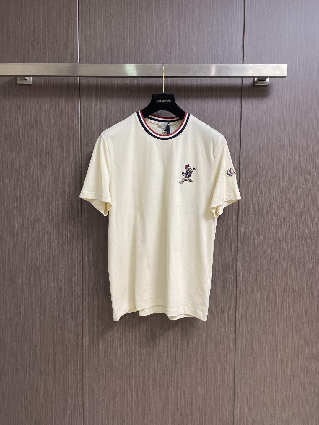 NO:759501,Moncler  Patch round neck short-sleeved T-shirt. The fabric is made of imported high-quality long-staple cotton, which has been treated with combing technology. It is soft and skin-friendly, has excellent breathability and perspiration performance, and is both comfortable and stiff. The neckline adopts a classic rib design and is edged with the brand's iconic red, white and blue webbing. The details are exquisite and not easy to deform. The cartoon embroidery patch on the left chest is presented with imported silk thread and precision embroidery technology. The pattern is three-dimensional and full, with distinct color layers; the sleeves are embellished with the embroidered logo of the same series.  , to strengthen the brand recognition. The body of the garment is made of precision flat stitching, with even and neat stitching, loose and precise fit, and ergonomic tailoring; the ready-made garment is pre-shrunk, which effectively reduces the shrinkage rate after washing. The overall stitching is straight and delicate, the fabric is comfortable and soft, and the color is consistent and has no color difference. It can be matched with the same style to create a fashionable look and control various occasions. It is custom-woven and dyed, without any color difference from the original version. The craftsmanship is perfectly restored, three standards are complete, and customized accessories. Sizes S-XL  S size bust 108 shoulder width 44 length 71 M size bust 112 shoulder width 45.2 length 72.5 L size chest 116 shoulder width 46.4 length 74 XL size bust 120 shoulder width 47.6 length 75.5, T-shirt, tees, t-shirt,19860909Moncler 贴布圆领短袖T恤,面料采用原版一致进口优质长绒棉,经精梳工艺处理,触感柔软亲肤,透气排汗性能优异,兼顾舒适与挺括度.领口采用经典罗纹设计,融入品牌标志性红白蓝三色织带包边,细节精致且不易变形.左胸卡通刺绣贴片以进口丝线配合精密刺绣工艺呈现,图案立体饱满,色彩层次分明；袖部点缀同系列刺绣标识,强化品牌辨识度.衣身采用精密平车缝线,走线均匀工整,版型宽松有度,符合人体工学剪裁；成衣经预缩水处理,有效降低洗涤后缩率.整体走线平直细腻,面料舒适柔软,颜色一致无色差,能与同款搭配营造时尚造型,驾驭各种场合.定织定染,与原版无任何色差.匠心工艺完美还原,三标齐全,定制辅料.尺码S-XL S码胸围108肩宽44 衣长71 M码 胸围112 肩宽45.2 衣长72.5 L码胸围116 肩宽46.4 衣长74 XL码 胸围120 肩宽47.6 衣长75.5,,T-shirt,tees，t-shirt,,Men's clothing