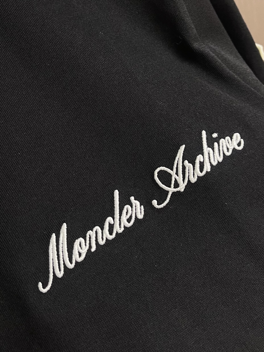 Moncler 刺绣标识假俩件短袖T恤，定制云柔平纹棉 柔软细腻 舒适贴肤 以极致黑为底 撞色为诗 让色