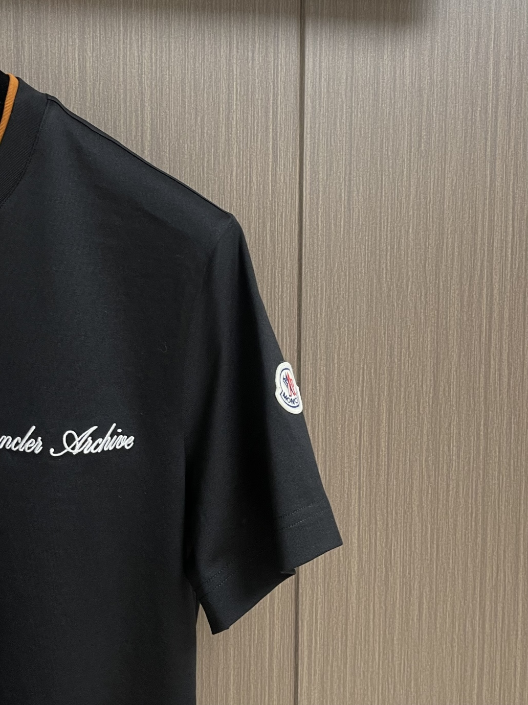 Moncler 刺绣标识假俩件短袖T恤，定制云柔平纹棉 柔软细腻 舒适贴肤 以极致黑为底 撞色为诗 让色