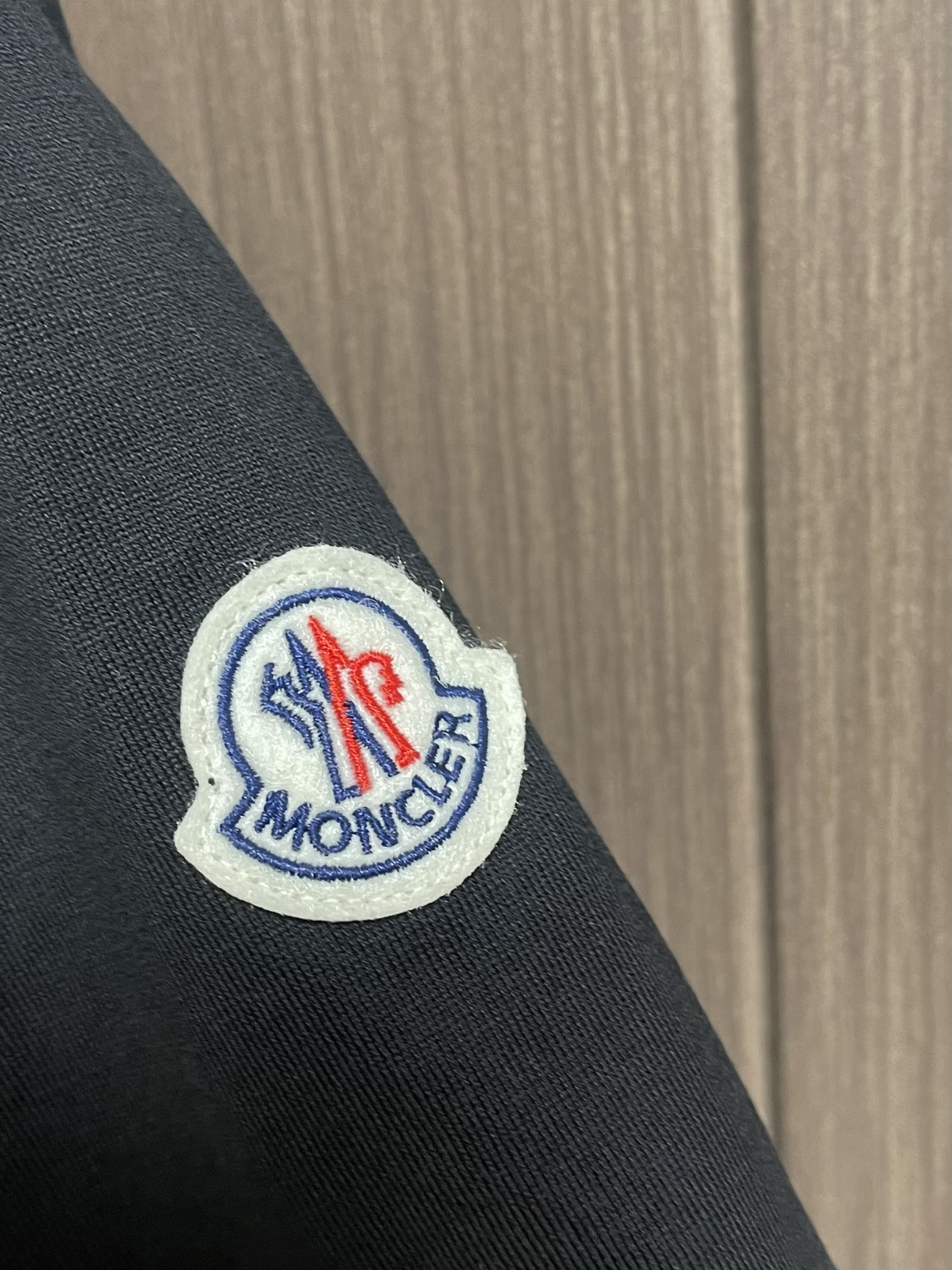 Moncler 刺绣标识假俩件短袖T恤，定制云柔平纹棉 柔软细腻 舒适贴肤 以极致黑为底 撞色为诗 让色