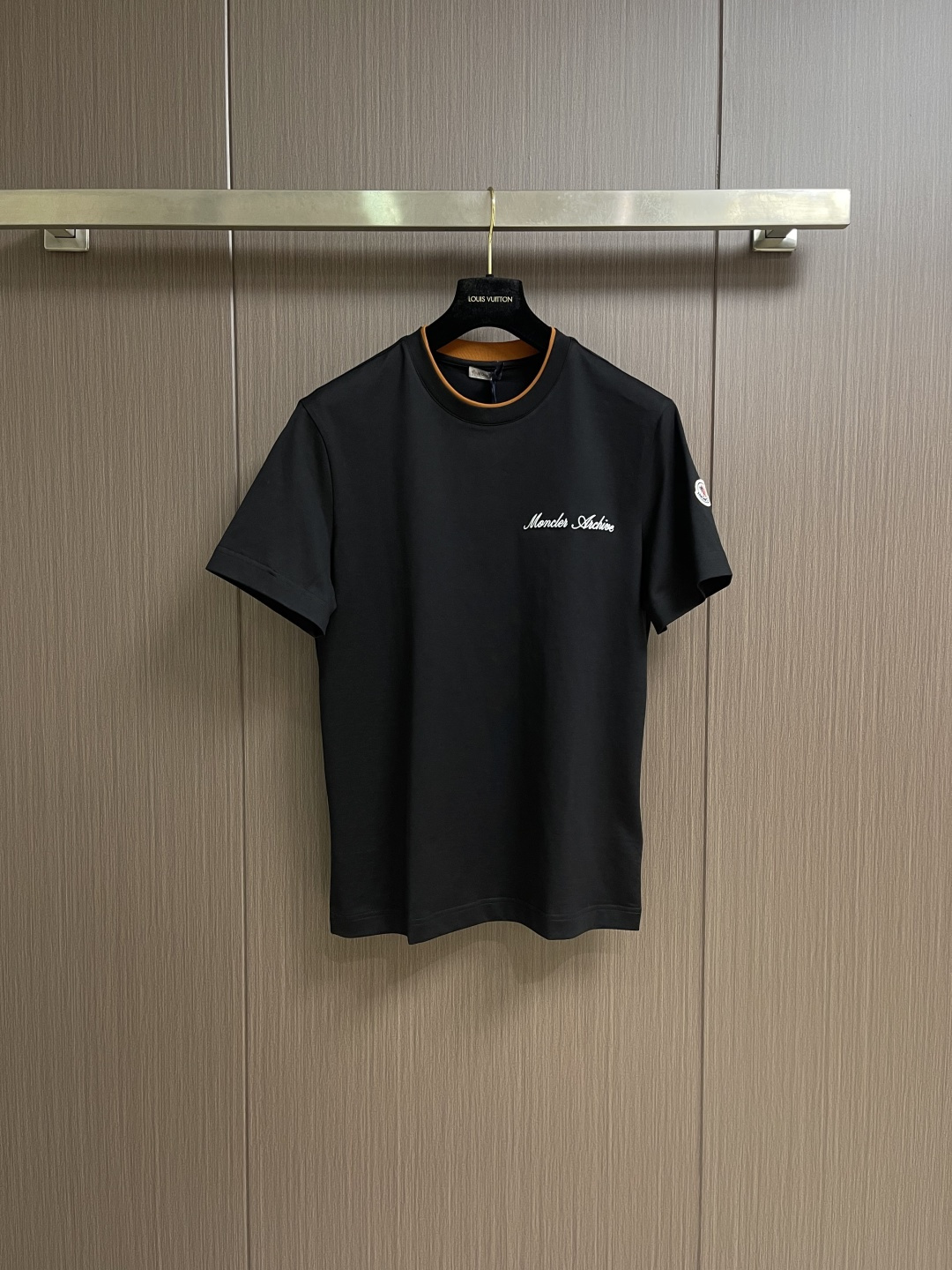 NO:756922,Moncler embroidered logo fake two-piece short-sleeved T-shirt, custom-made Yunrou plain cotton, soft and delicate, comfortable and close to the skin, with the ultimate black base, contrasting colors as poetry, allowing the colors to breathe. The embroidered brand name logo on the chest complements the Moncler embroidered logo on the sleeves to increase brand recognition. The contrasting double neckline design sublimates the illusion aesthetics of the fake two-piece, allowing the sense of luxury to create unlimited imagination between similarity and dissimilarity. Reconstruction of the collar  The self-made style adopts imported machine embroidery technology and uses advanced computer control systems and precision mechanical components to achieve Moncler logo embroidery operations with high precision, smooth and delicate lines. Pattern sewing machine technology. Input the required pattern through computer software. High-precision positioning system ensures the accurate position of the pattern on the fabric. It has automatic sewing function. It can automatically complete the sewing process. The fabric has been washed. It has better hand feel and texture. It is not easy to deform, not easy to shrink, and not easy to fade.  Maintain long-term beauty. The overall wiring is straight and delicate, the fabric is comfortable and soft, and the color is consistent without color difference. It can be matched with the same style to create a fashionable look and control various occasions. Customized accessories, complete with three standards, same style for men and women!  Size 48-56 Size 48 bust 106 Shoulder width 49.3 Center back length 66 Size 50 bust 110 Shoulder width 50.5 Center back length 68 Size 52 chest 114 Shoulder width 51.7 Center back length 70 Size 54 chest 118 Shoulder width 52.9 Center back length 72 Size 56 chest 122 Shoulder width 54.1  Back center length 74,,T-shirt,tees,t-shirt,19860909Moncler 刺绣标识假俩件短袖T恤,定制云柔平纹棉 柔软细腻 舒适贴肤 以极致黑为底 撞色为诗 让色彩拥有呼吸的层次 胸前饰以品牌字样刺绣标识作点缀与手袖Moncler绣标相得益彰增添品牌辨识度 撞色双领口设计作升华假两件的错觉美学 让高级感在似与不似之间生出无限想象 领间重构 风格自成采用进口机刺绣工艺使用先进的计算机控制系统和精密的机械部件 实现Moncler标识刺绣作业 精度高 线条流畅而细腻.画样缝纫机工艺 通过电脑软件输入所需的图案 高精度的定位系统 确保图案在布料上的准确位置 具备自动缝纫功能 能够自动完成缝纫过程,面料都经过浇洗 手感质感更佳 不易变形 不易缩水 不易褪色 保持长久的美观.整体走线平直细腻,面料舒适柔软,颜色一致无色差 能与同款搭配营造时尚造型,驾驭各种场合,定制辅料,三标齐全,男女同款！尺码48-56 48码胸围106 肩宽49.3 后中长66 50码胸围110 肩宽50.5 后中长68 52码胸围114 肩宽51.7 后中长70 54码胸围118 肩宽52.9 后中长72 56码胸围122 肩宽54.1 后中长74,,T-shirt,tees，t-shirt,,Men's clothing