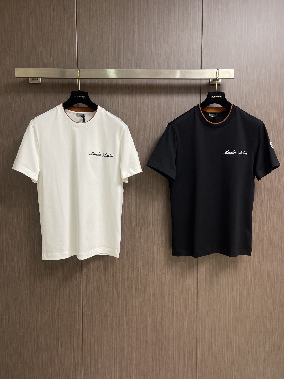 Moncler 刺绣标识假俩件短袖T恤，定制云柔平纹棉 柔软细腻 舒适贴肤 以极致黑为底 撞色为诗 让色