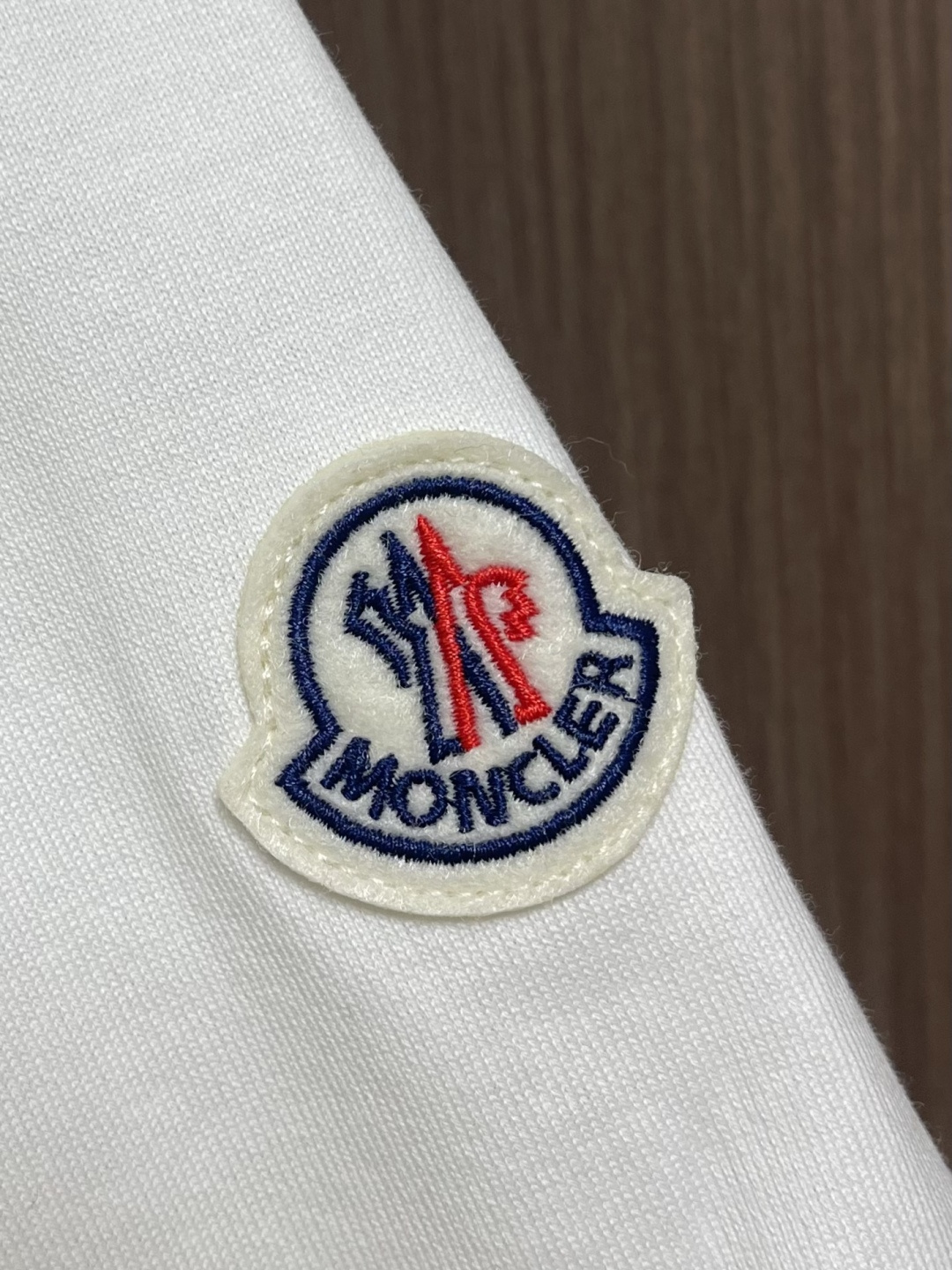 Moncler 刺绣标识假俩件短袖T恤，定制云柔平纹棉 柔软细腻 舒适贴肤 以极致黑为底 撞色为诗 让色